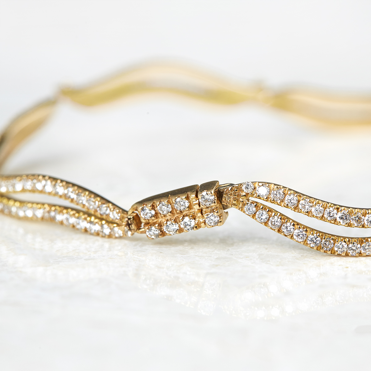 Unbranded 18k Yellow Gold 2.56ct Diamond Wavy Link Bracelet - Image 4 of 6