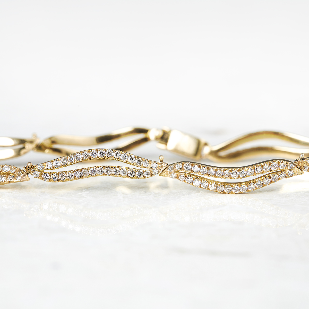 Unbranded 18k Yellow Gold 2.56ct Diamond Wavy Link Bracelet - Image 3 of 6