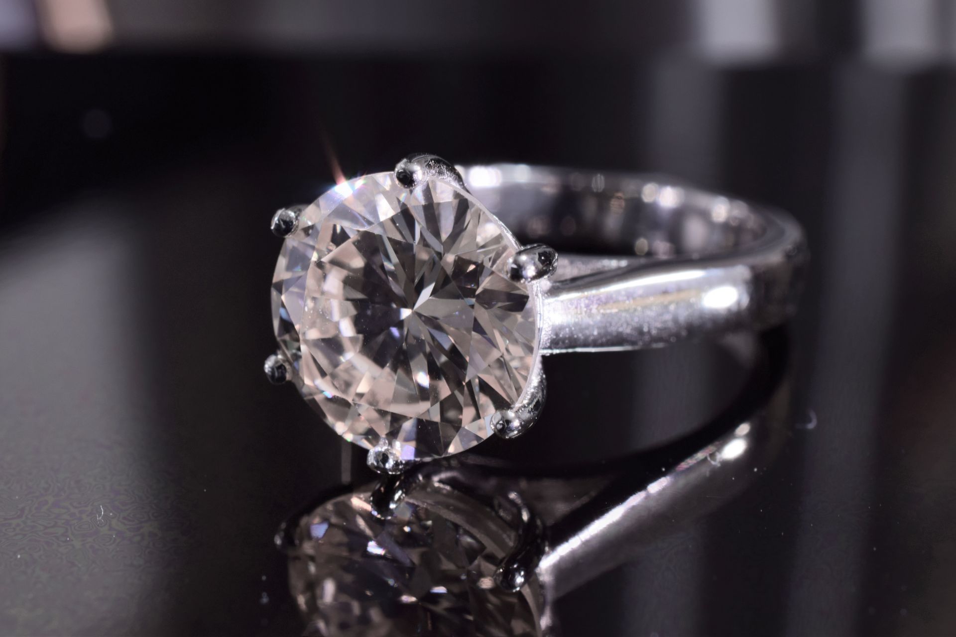 4.01 Carat Diamond Solitaire Ring - Image 4 of 7