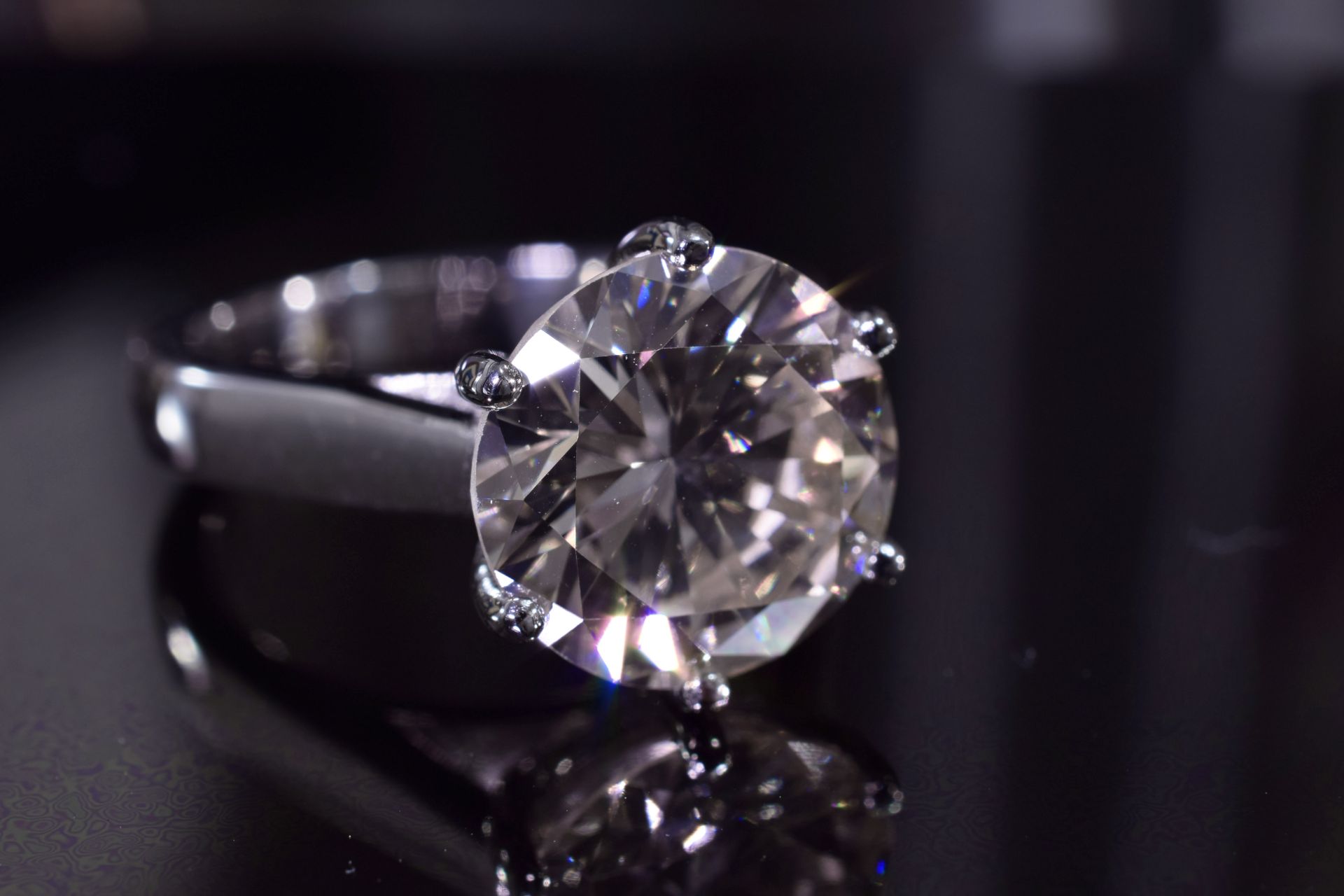 4.01 Carat Diamond Solitaire Ring - Image 3 of 7