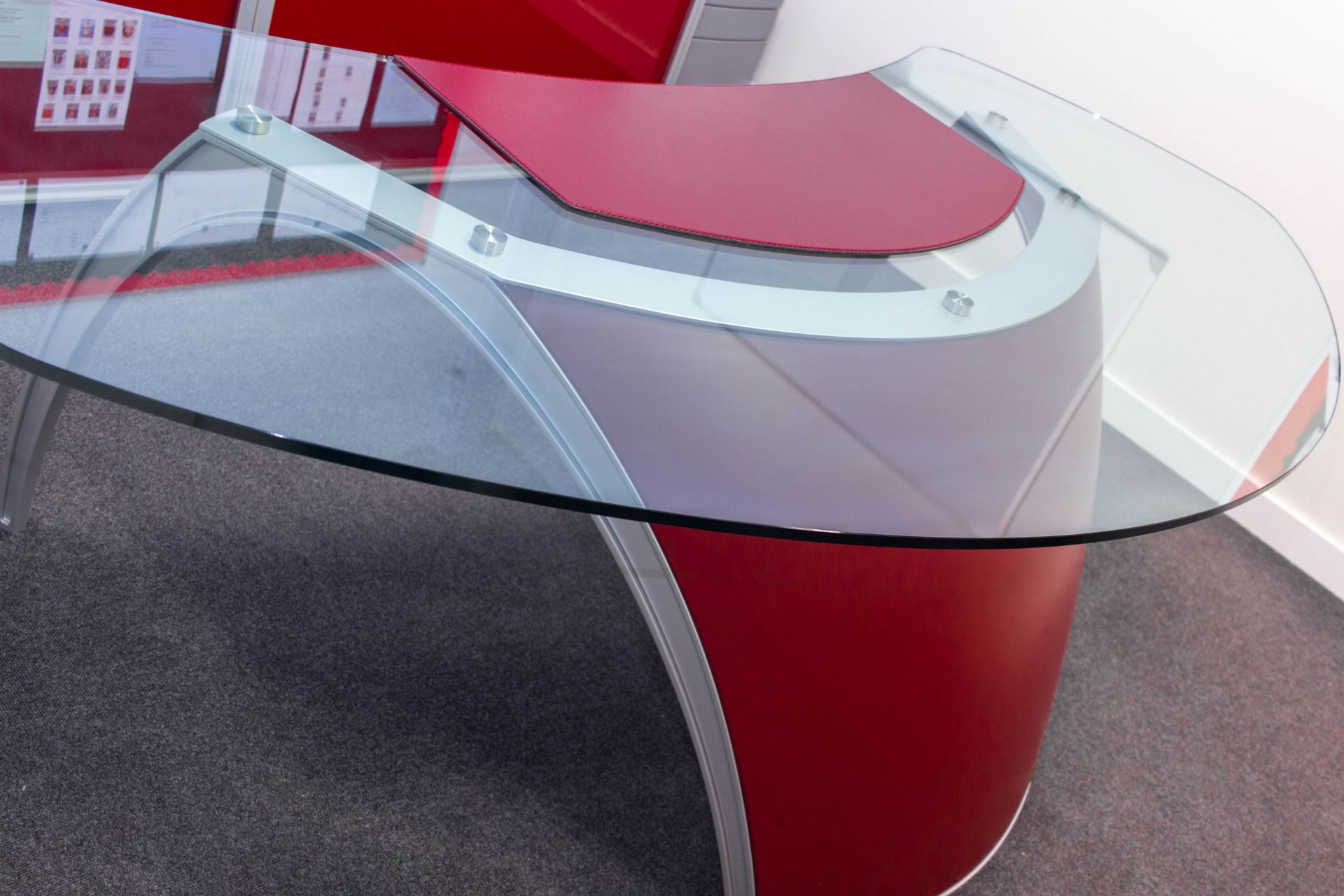 The Uffix Luna Executive Desk designed by the Italian Ferrari designer Pininfarina. - Image 5 of 9