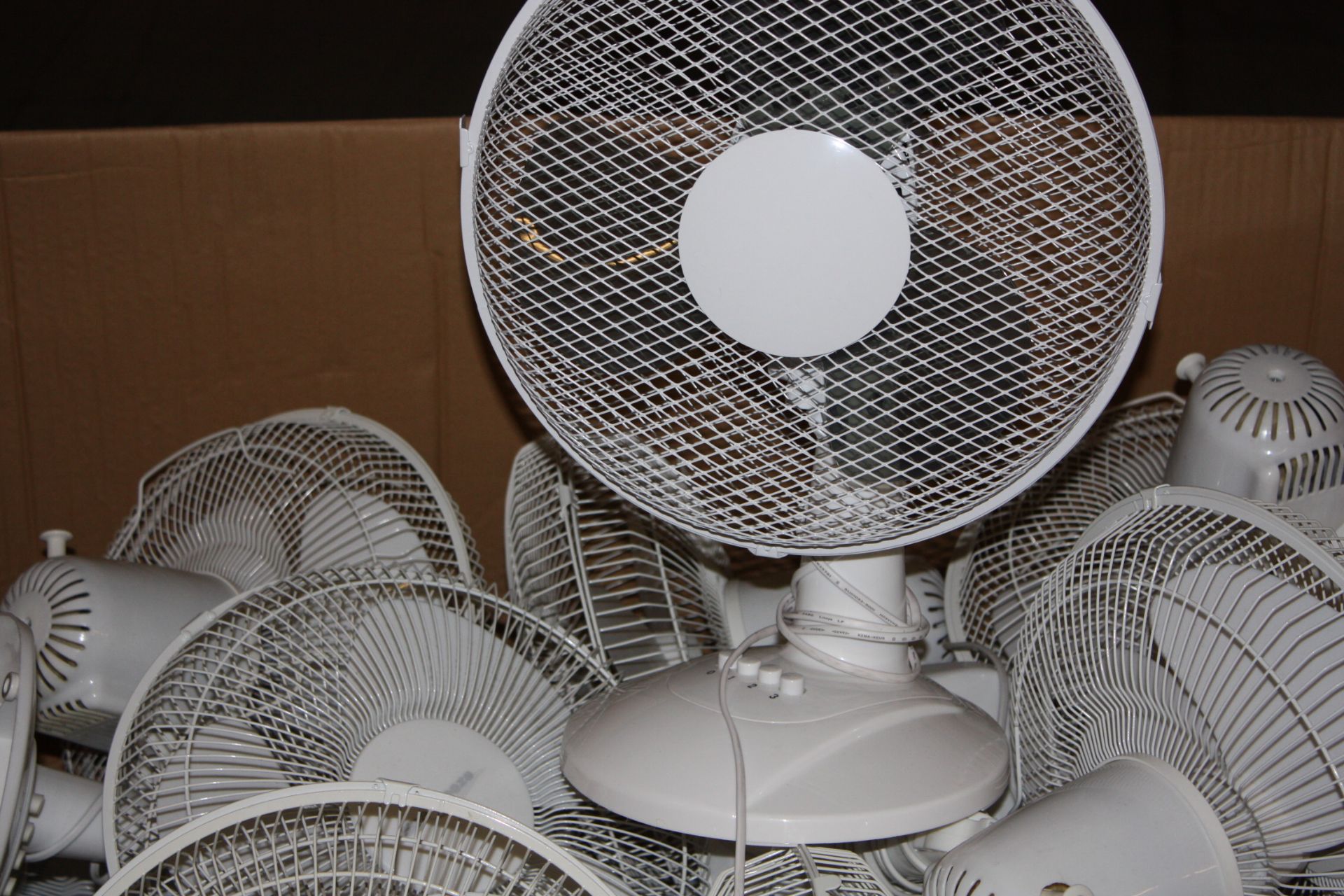 18 x various desk fans 24ov