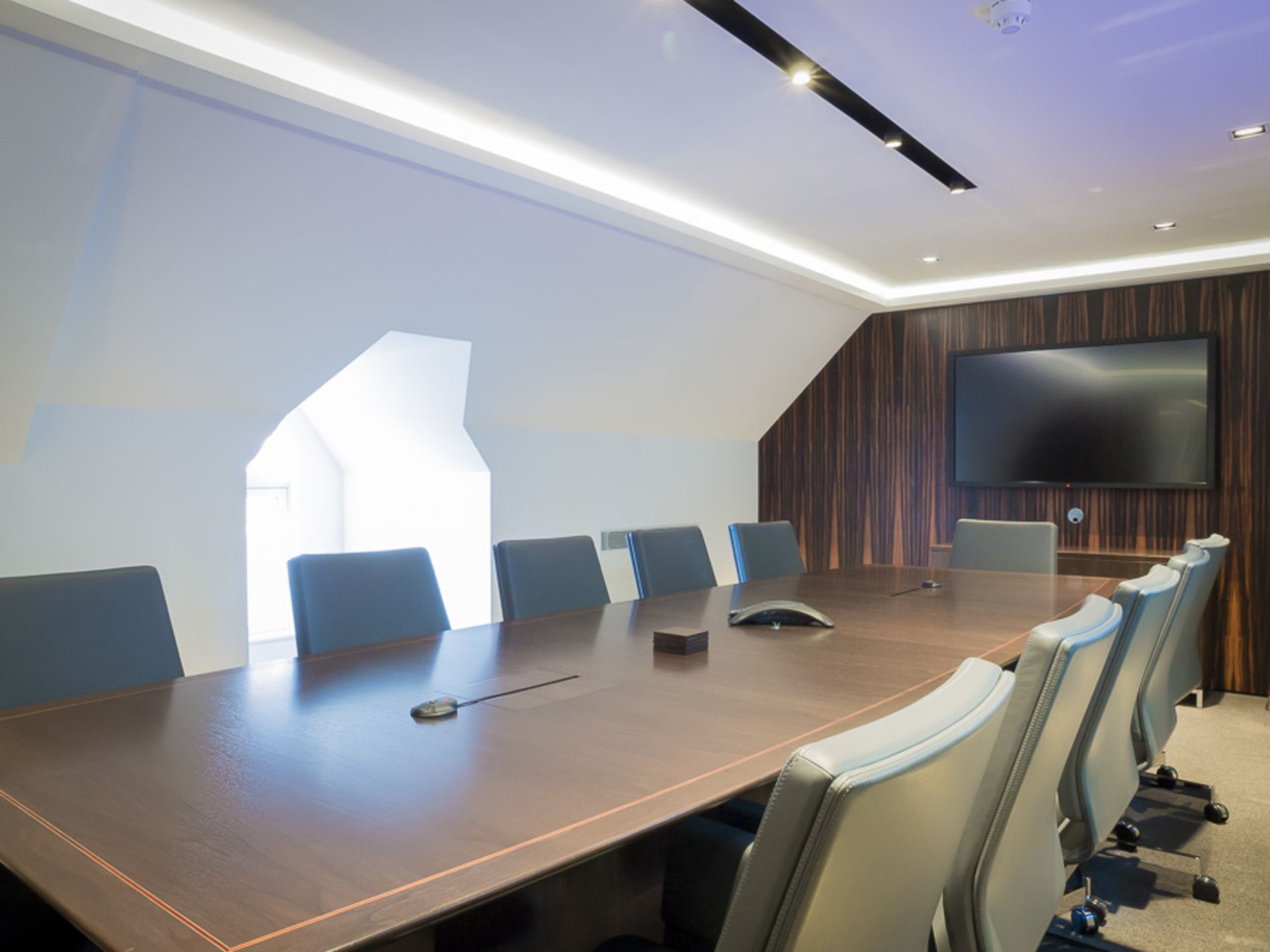 STUNNING BOARDROOM TABLE WITH 12 TOP QUALITY GERMAN STUHL BOARDROOM CHAIRS - Image 3 of 5