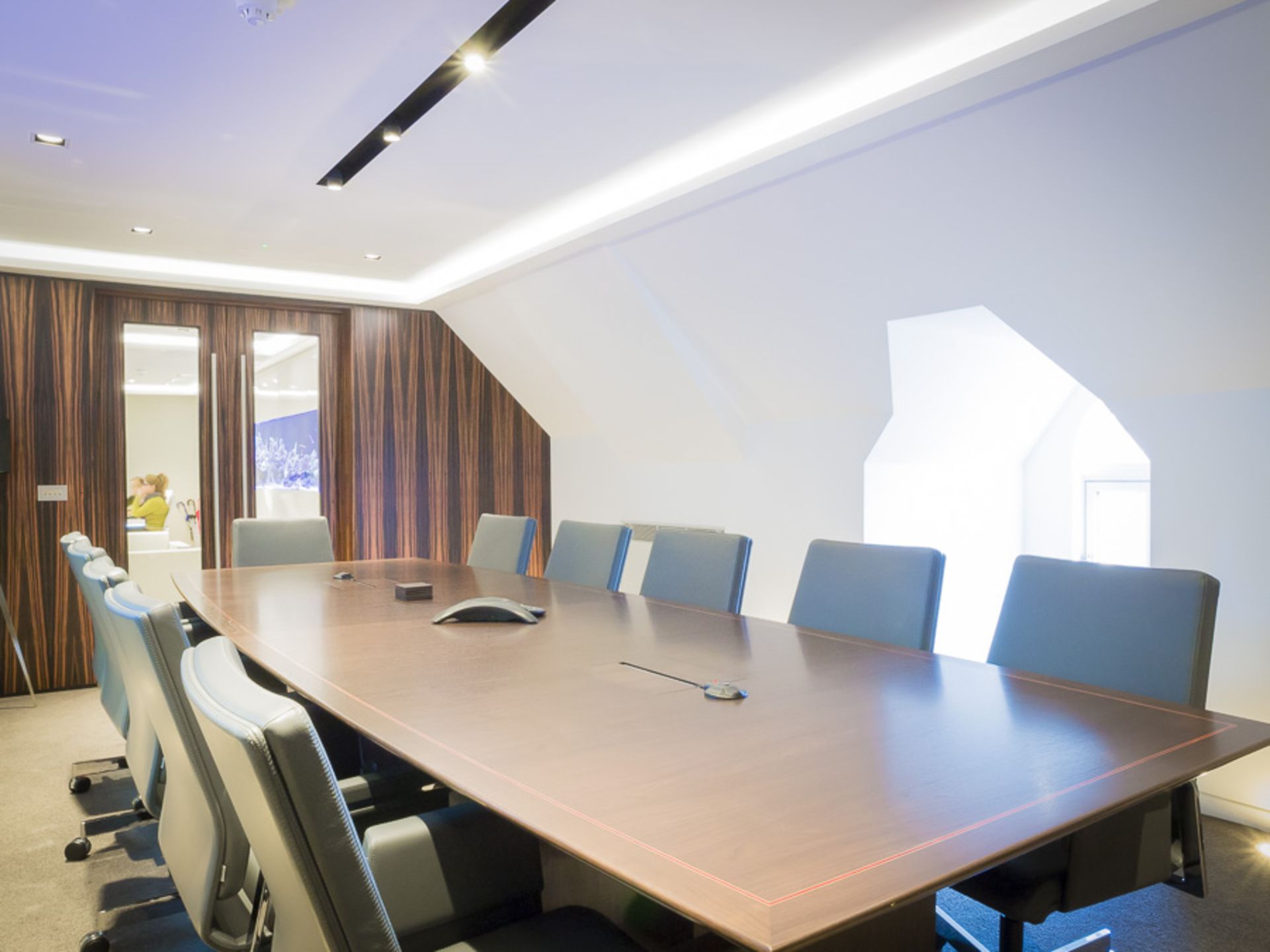 STUNNING BOARDROOM TABLE WITH 12 TOP QUALITY GERMAN STUHL BOARDROOM CHAIRS - Image 5 of 5