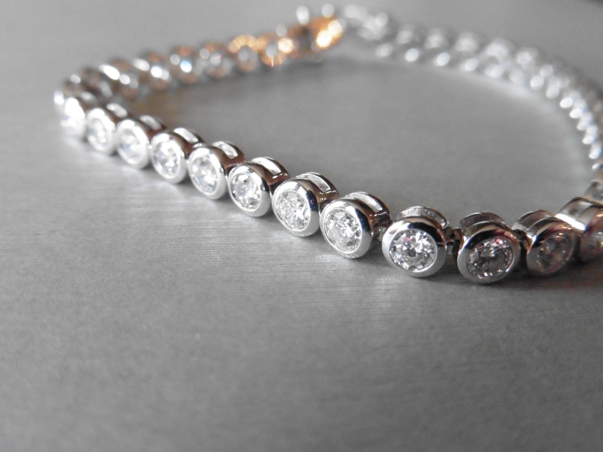 5.60ct diamond tennis style bracelet set with brilliant cut diamonds, I colour, Si2 clarity. 18Ct