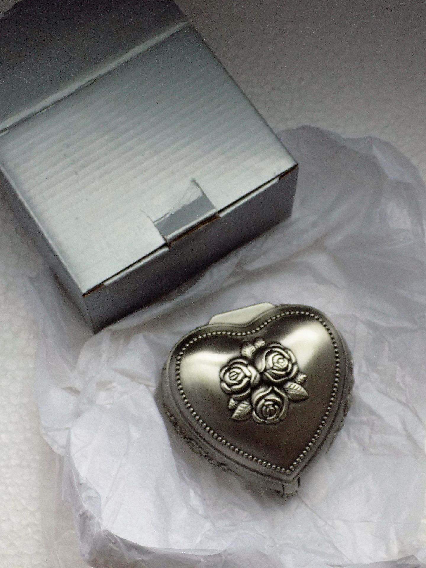 Qty x 10 Rose Detail Heart Shaped Lockets. Width 8cm; Height 4cm; Depth 8cm.