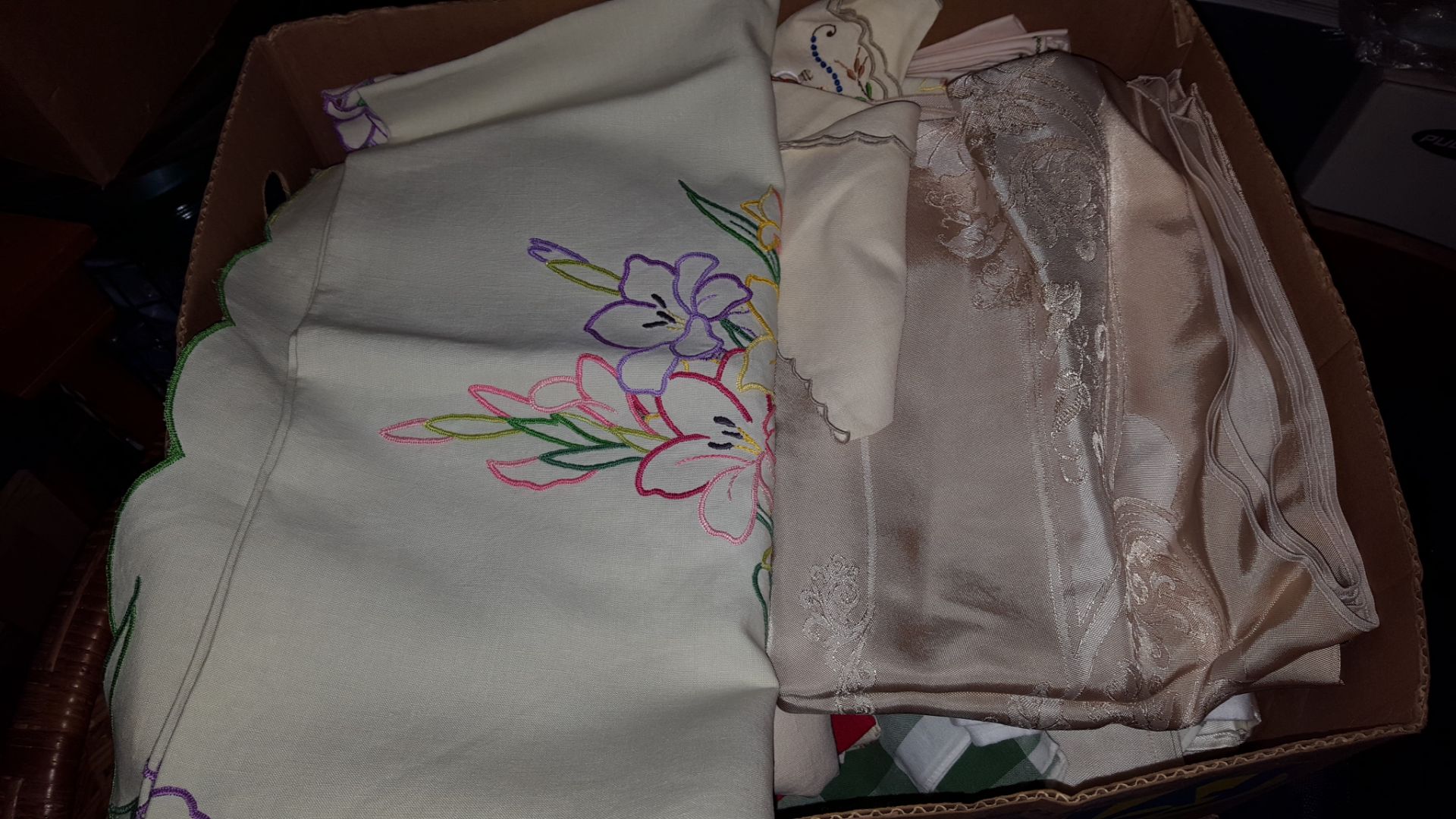 Box of Assorted Linen and Cloth - Image 3 of 3