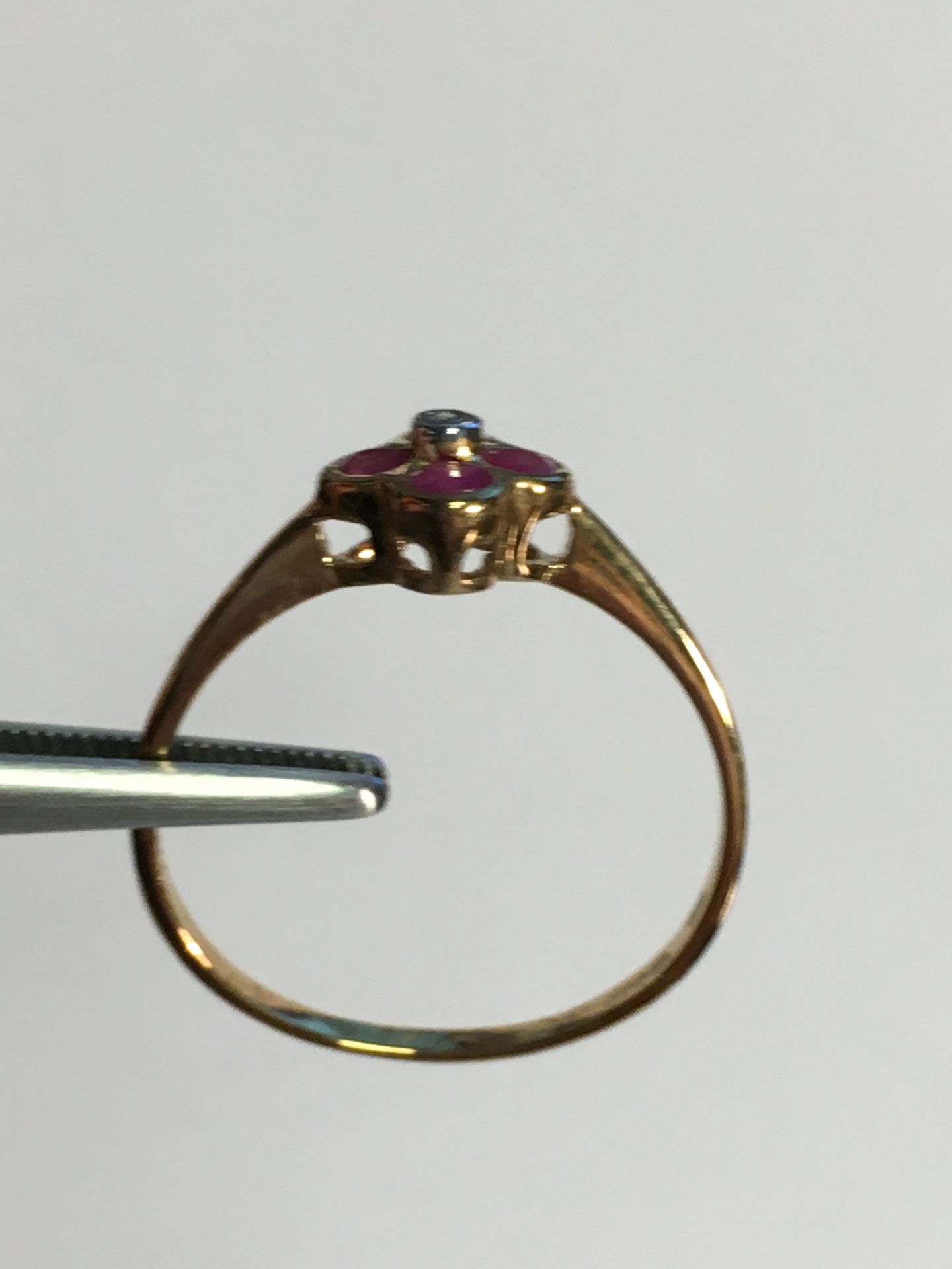 V Gold Ruby & Diamond Flower Shape Ring - Image 2 of 2