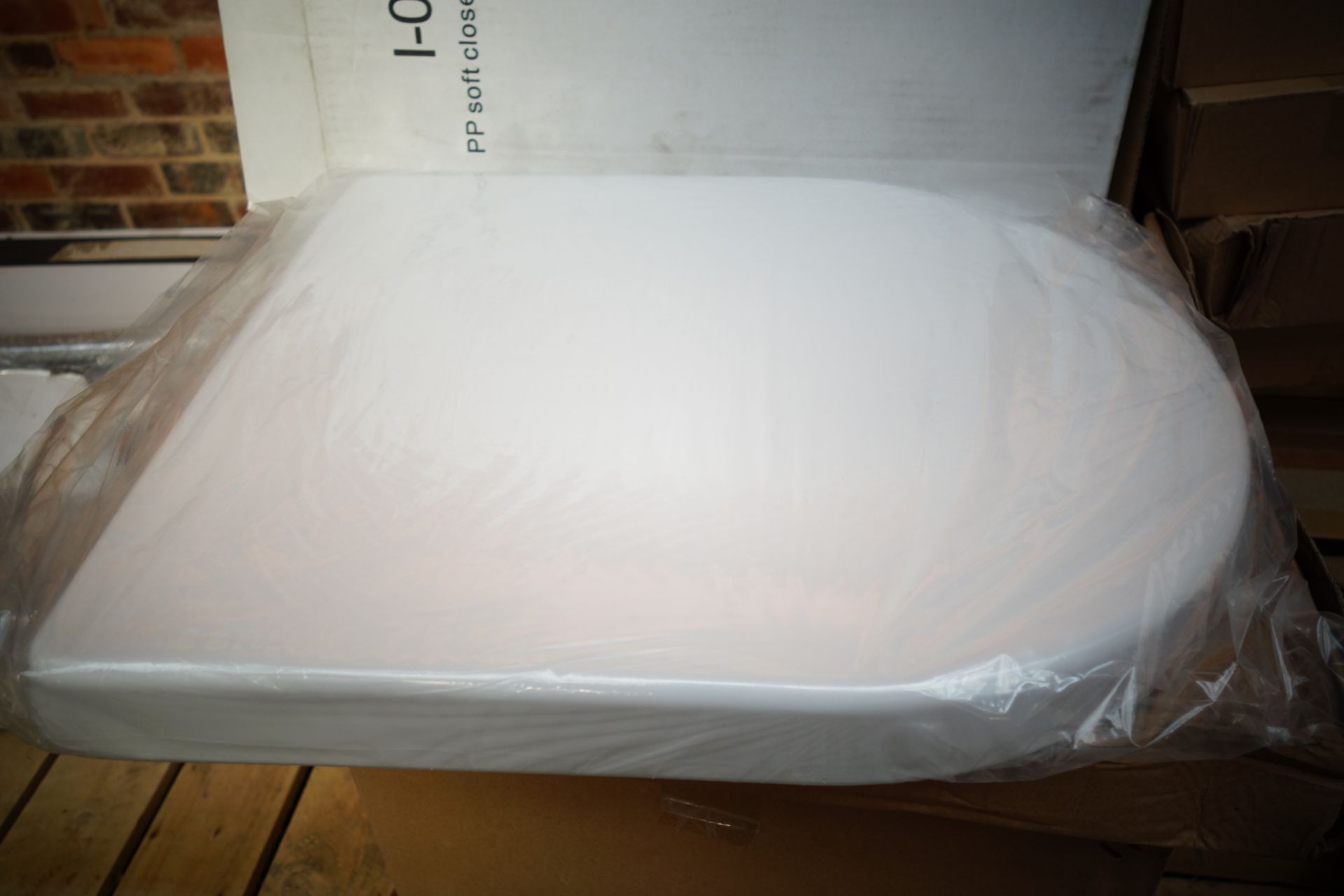 10 x Boxed Toilet Seats - Styles may vary. Huge re-sale potential. - Image 2 of 2