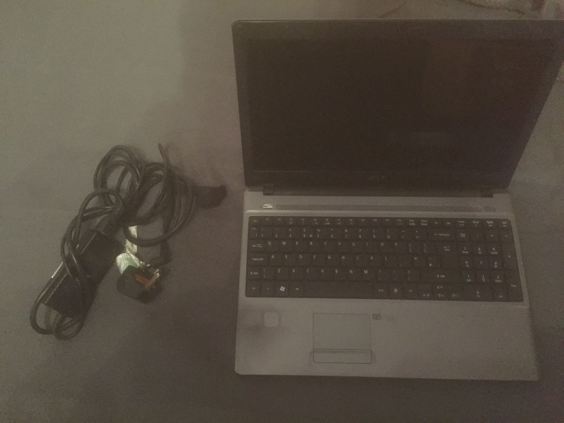 No Reserve ACER ASPIRE 5810T LAPTOP + CHARGER - UNTESTED - HARD DRIVE HAS BEEN REMOVED