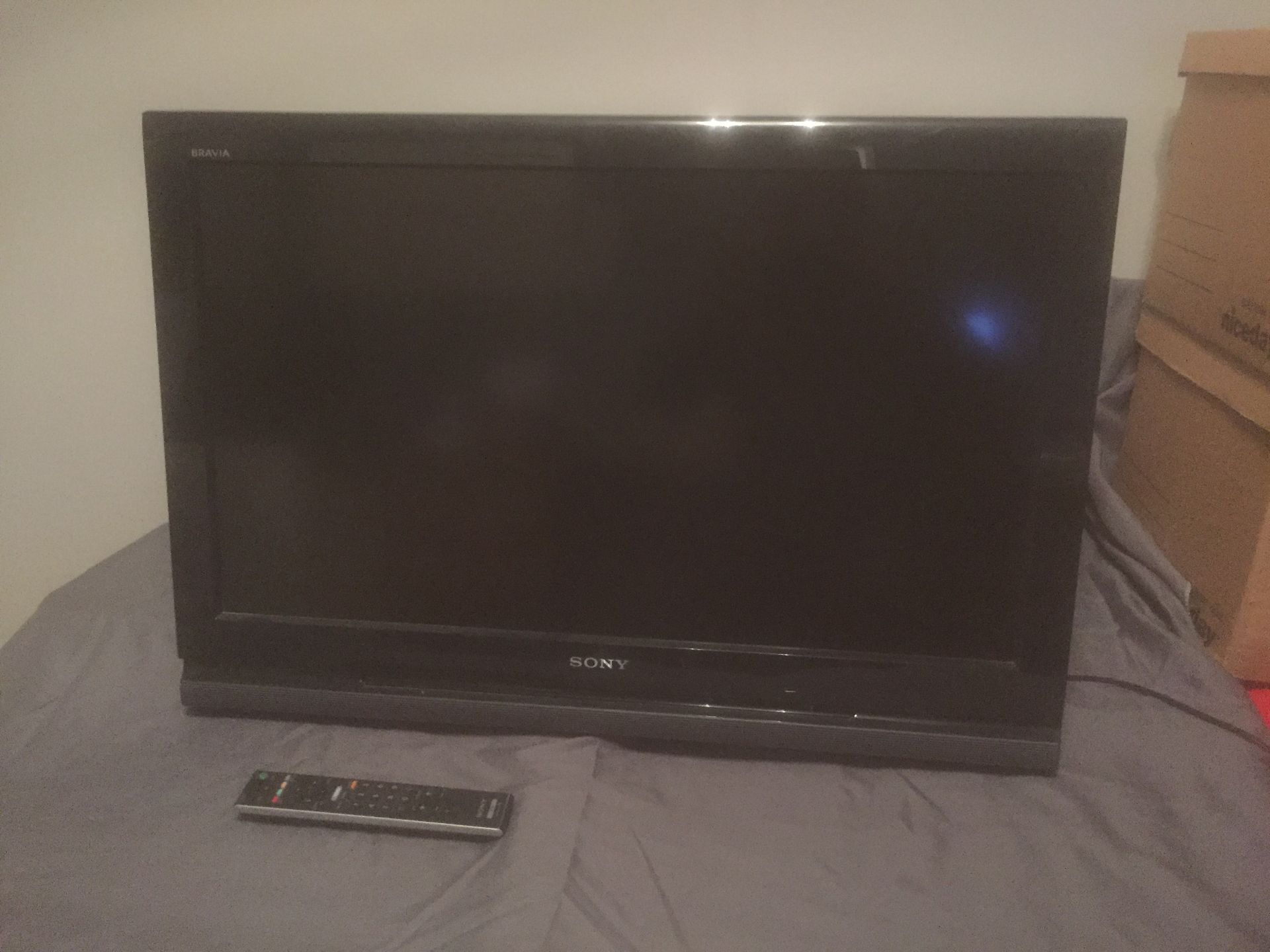 SONY 32V4000 32" LCD TV + REMOTE - No Reserve