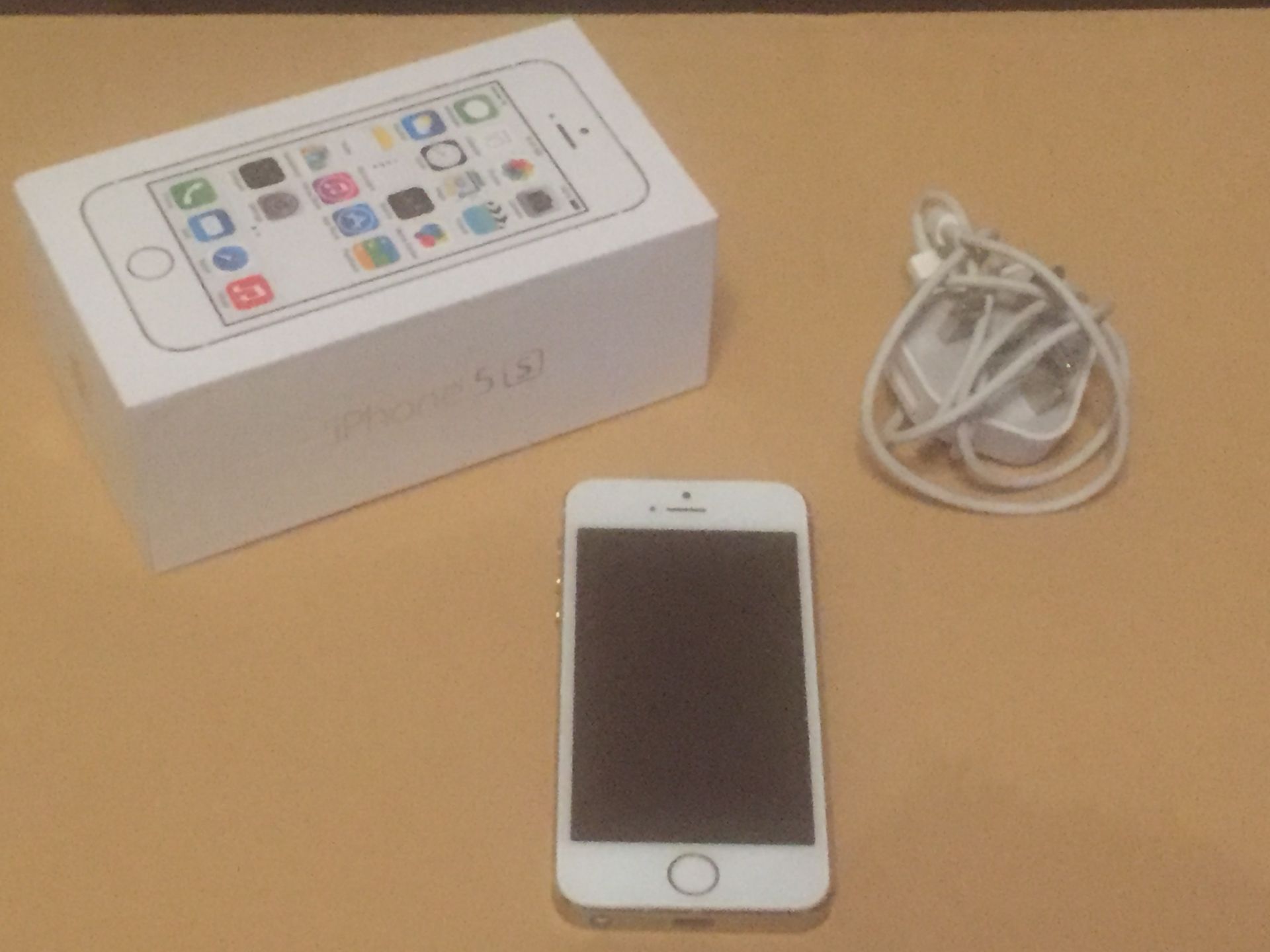 APPLE IPHONE 5S GOLD - 16GB - ON TMOBILE/EE NETWORK - USED - BOXED - No reserve