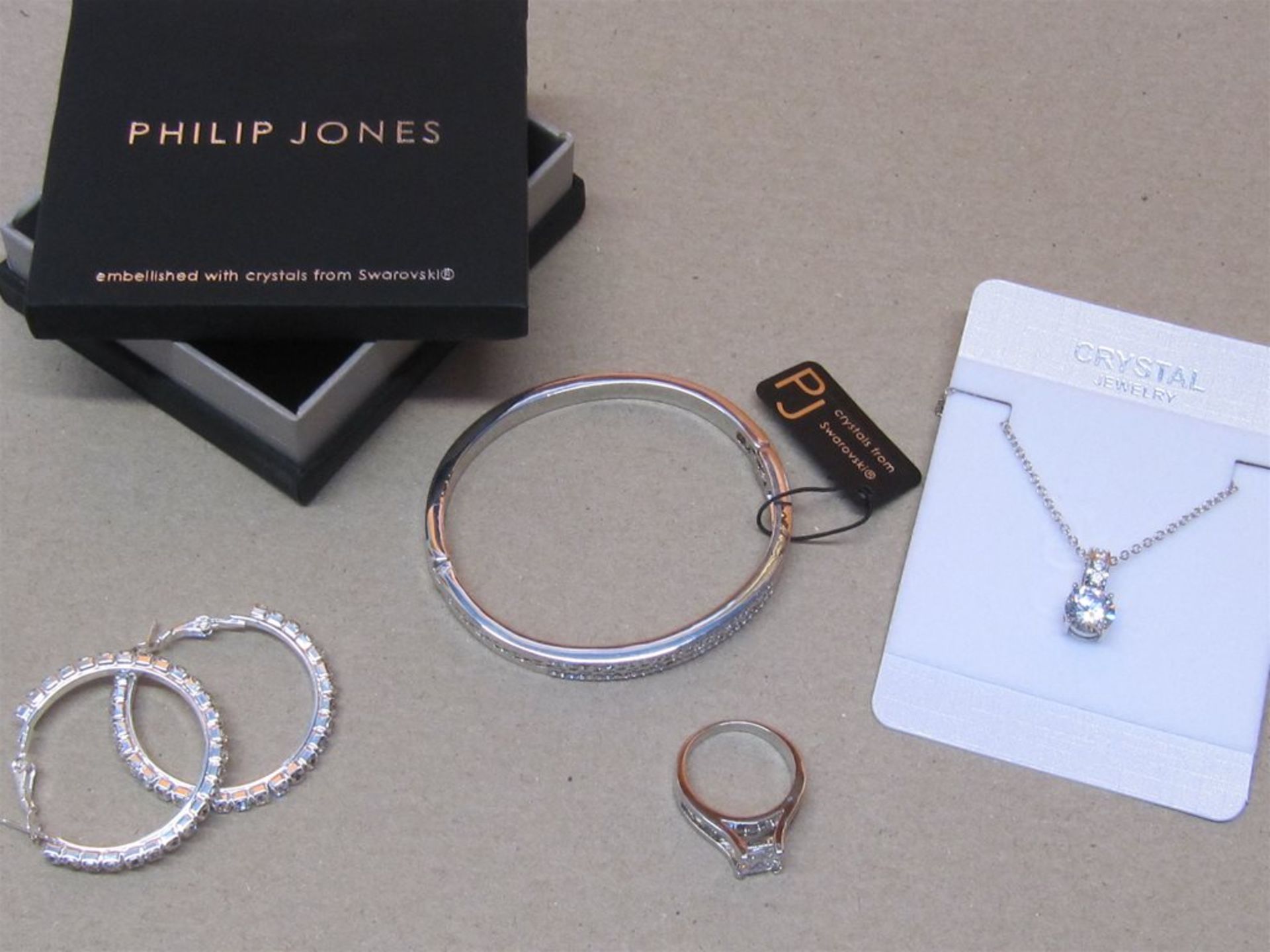 4 Piece Jewellery Set. Free Shipping when you Win 2 Lots or more.