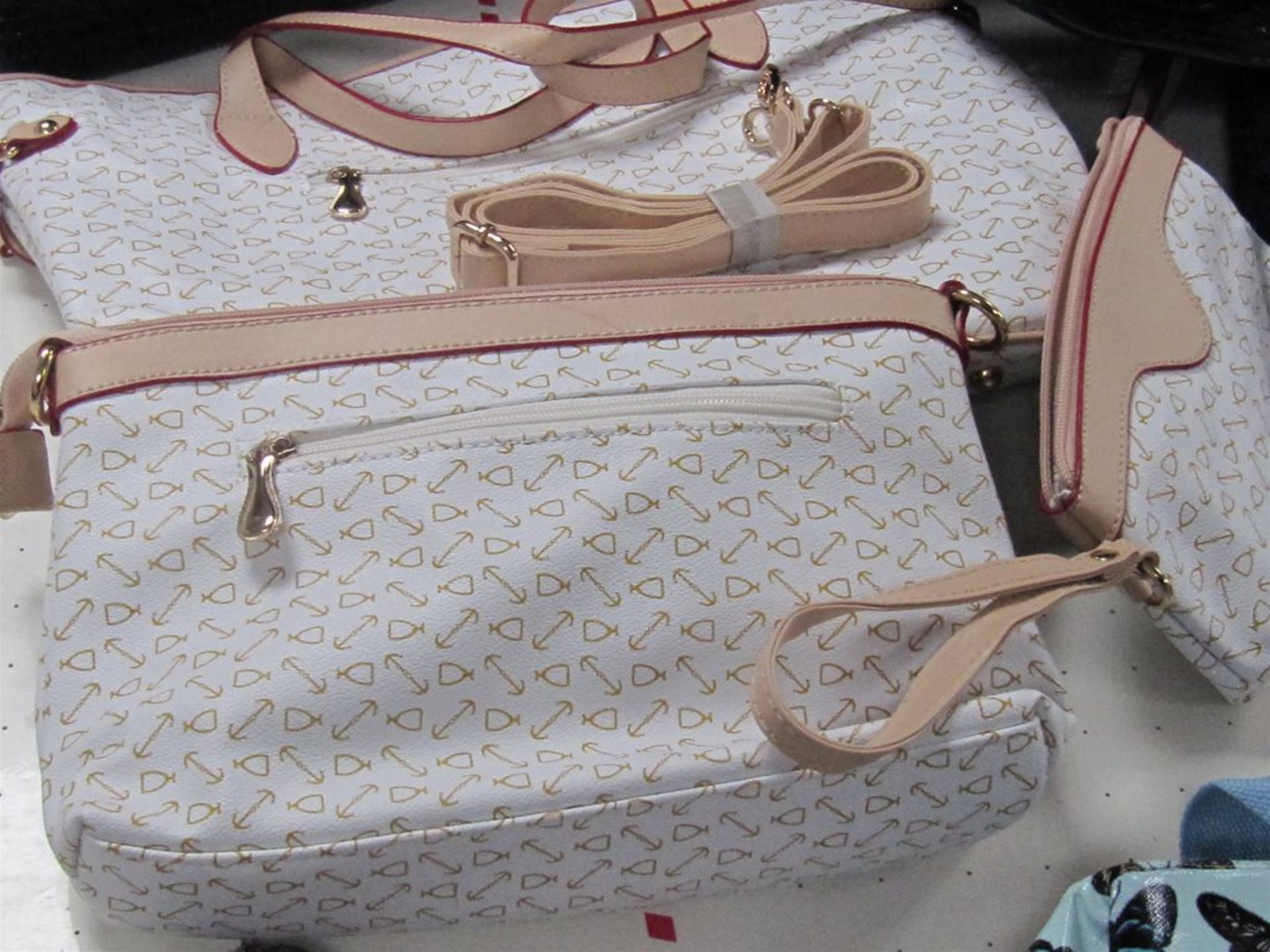11 Various Handbags. Free Shipping when you Win 2 Lots or more. - Image 3 of 8