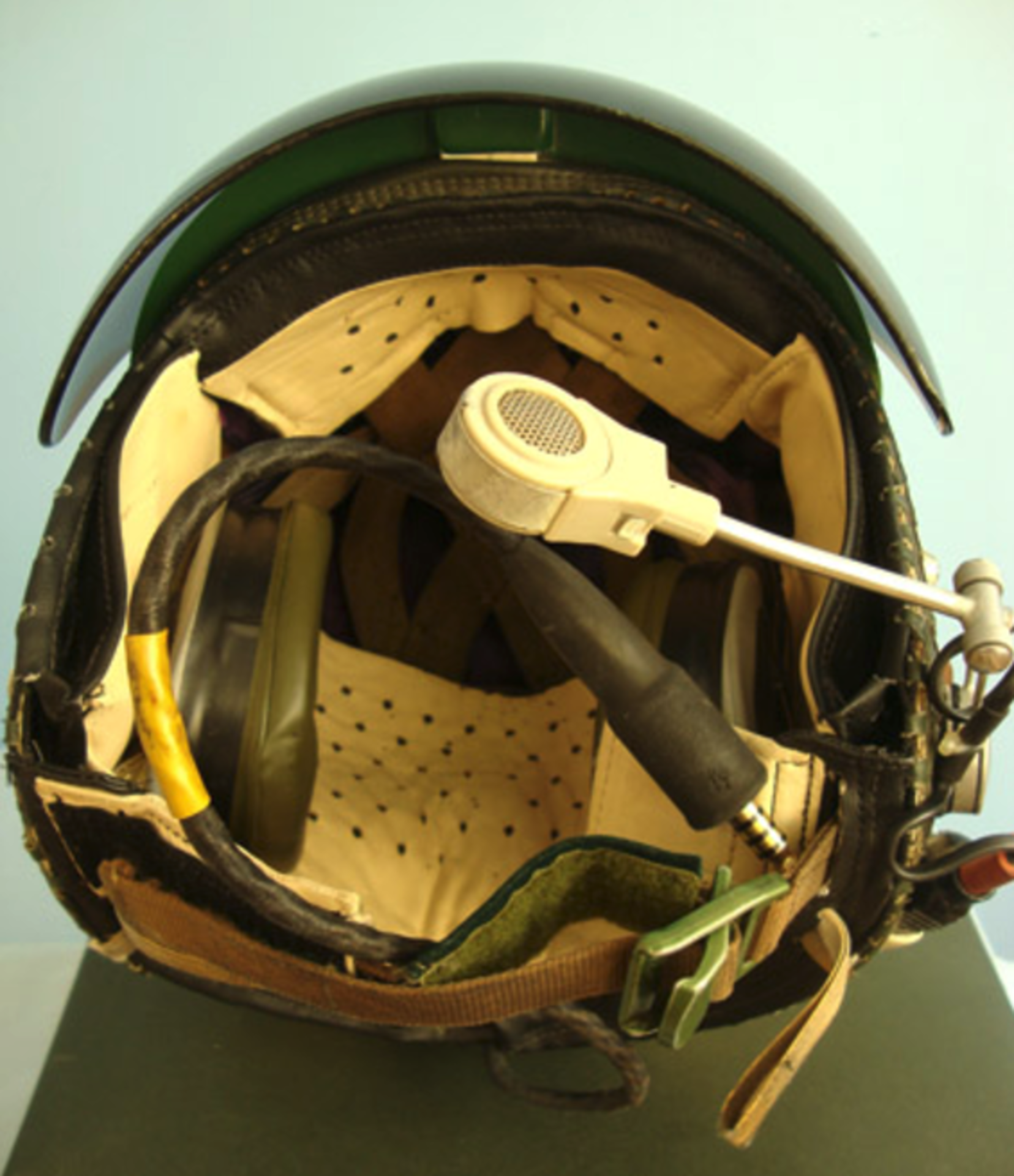 British R.A.F. Flying Helmet 'Bonedome' MK. 3A Complete with Visor, Headset, Mic and Issue Box - Image 3 of 3