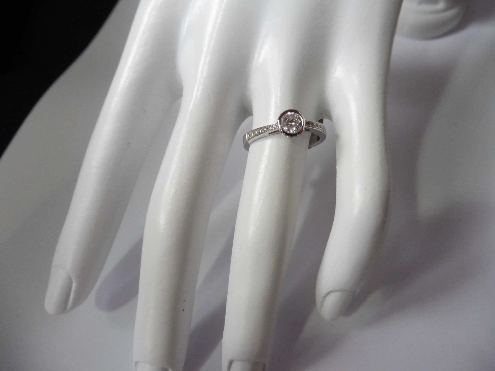 0.41ct 18ct white gold diamond set solitaire ring with a Brilliant cut diamond secured in a rub over - Image 5 of 5