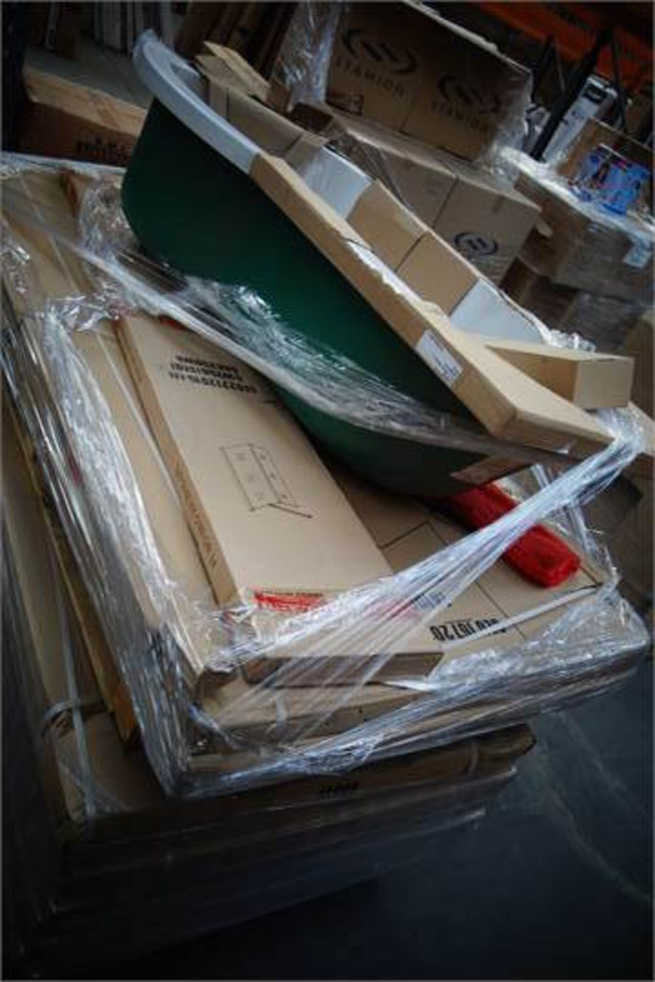 (B11) PALLET TO CONTAIN 14 x ITEMS OF VARIOUS BATHROOM STOCK TO INCLUDE: 1000MM SIDE PANELS, 1600