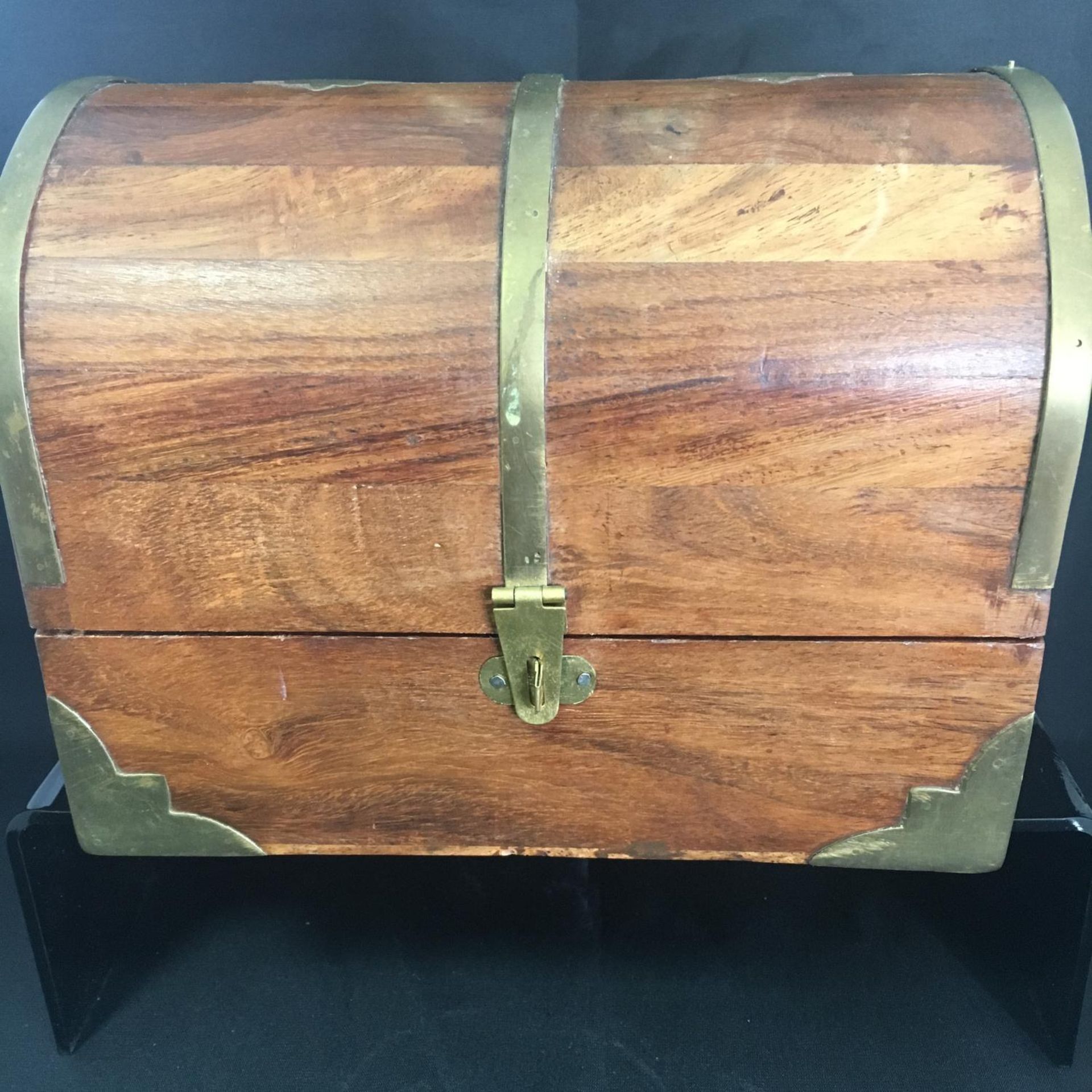 VINTAGE WOOD AND BRASS BOX. Chest shaped with attractive brass banding and decoration. The hammer