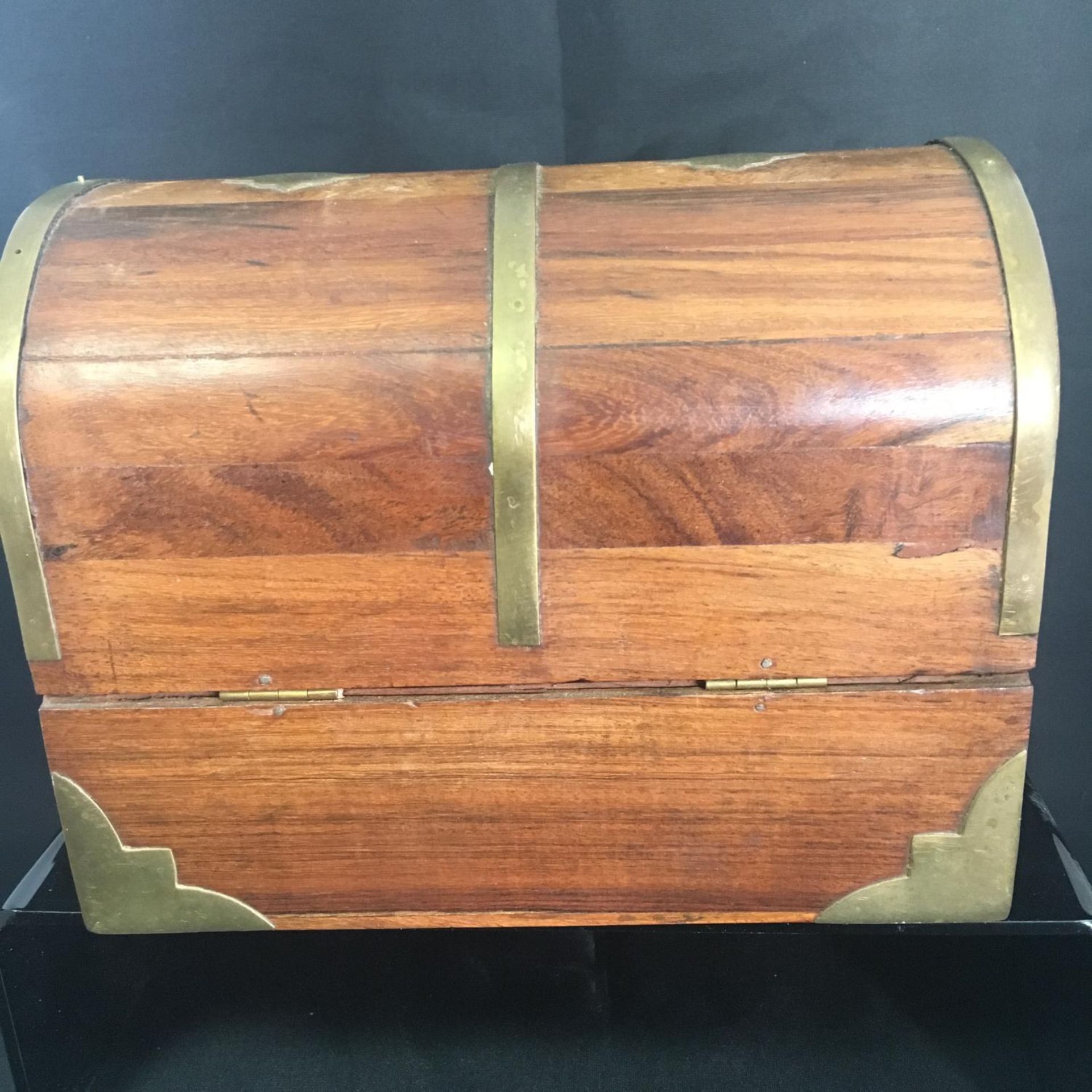 VINTAGE WOOD AND BRASS BOX. Chest shaped with attractive brass banding and decoration. The hammer - Image 3 of 3