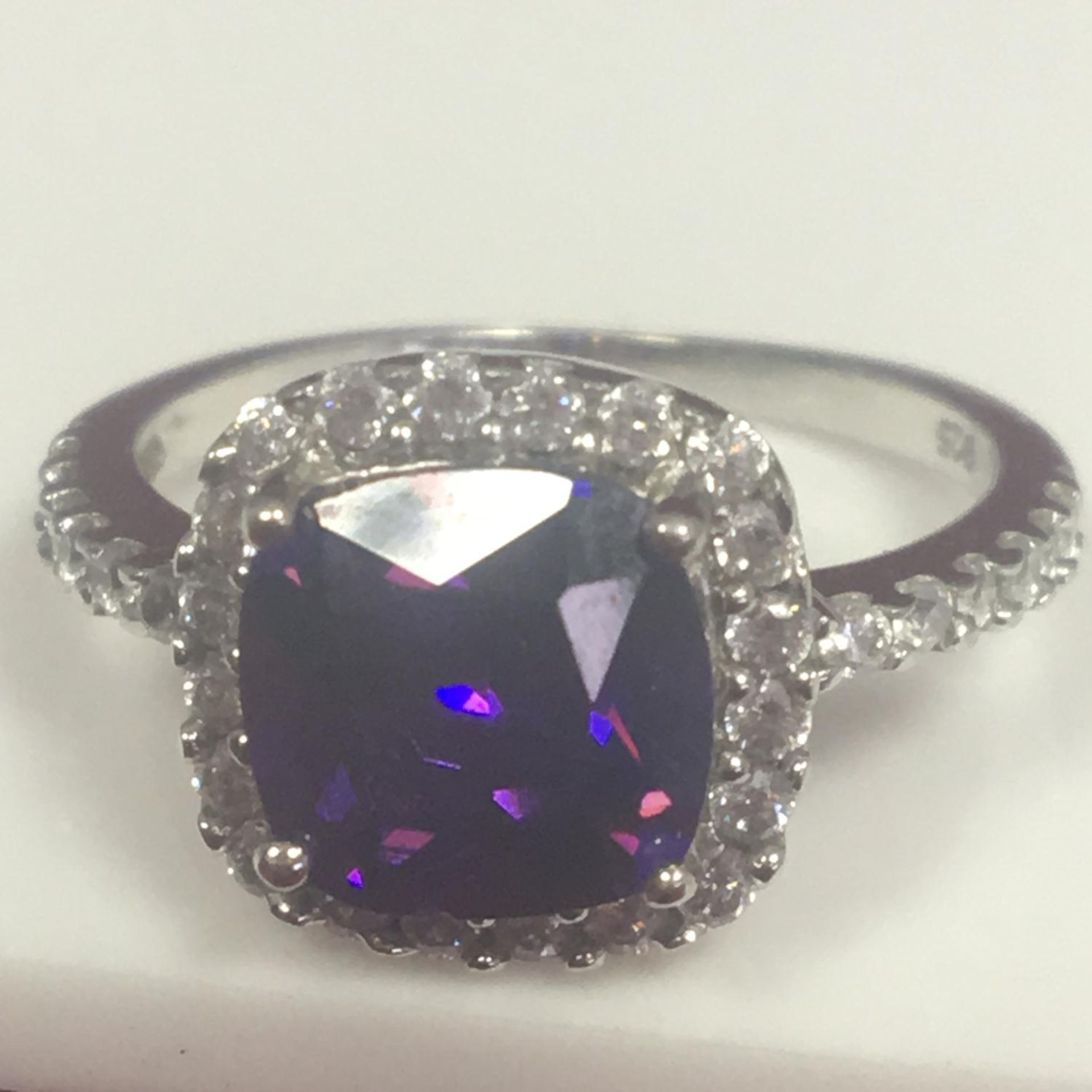 925 silver ring with large purple stone. Size M. Weight 2.9g. The hammer price includes free packing