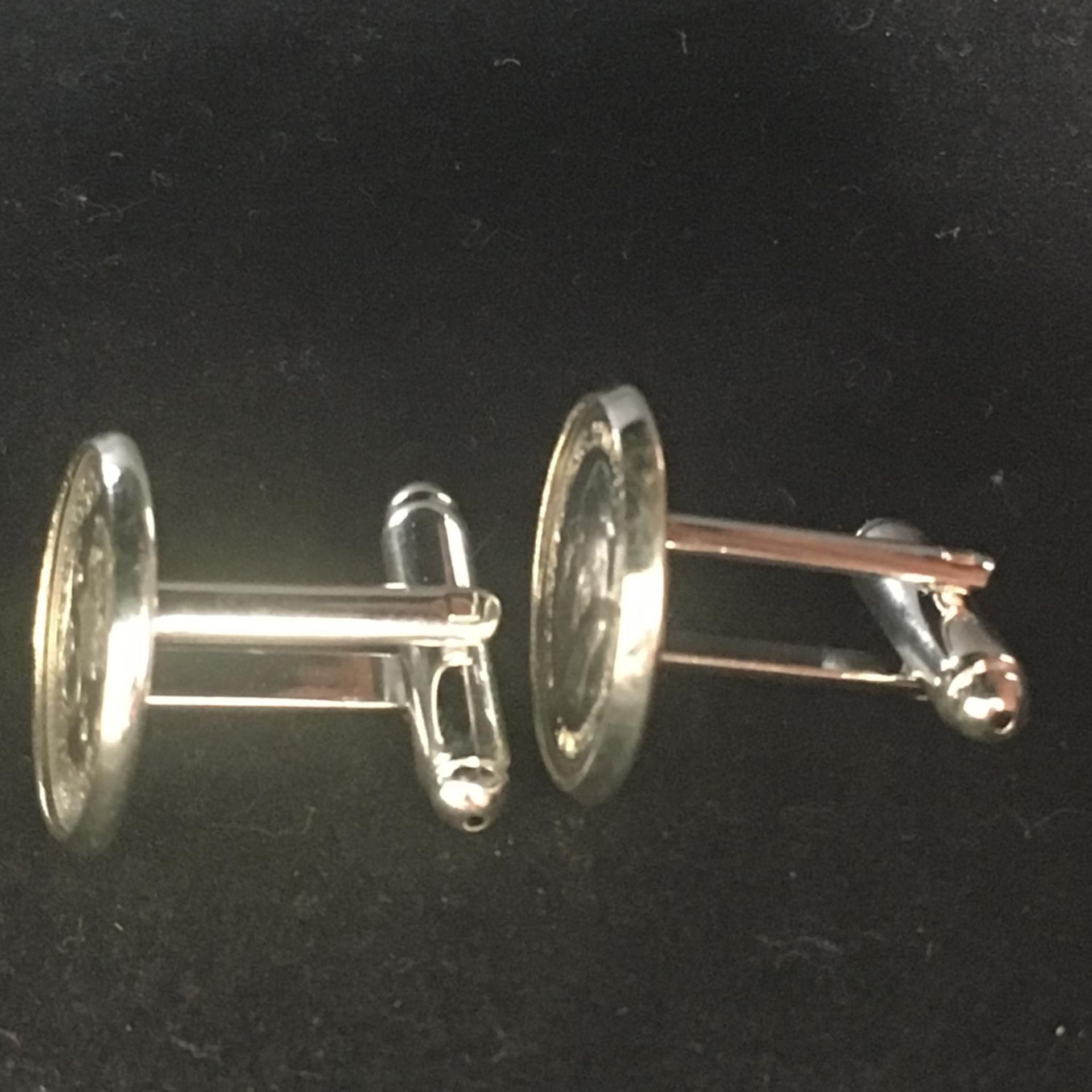 ANTIQUE PAIR OF STERLING SILVER THREEPENCES CUFFLINKS. Dated 1915 and set in silver plated - Image 2 of 3