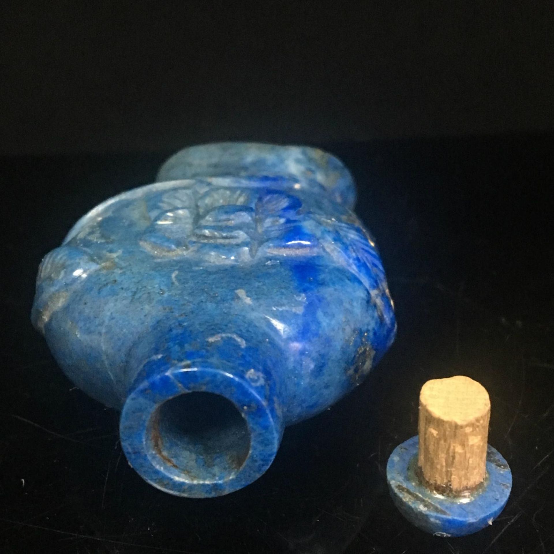 Antique Chinese natural hand-carved lapis lazuli snuff bottle. The carving depicts a lotus flower. - Image 3 of 3