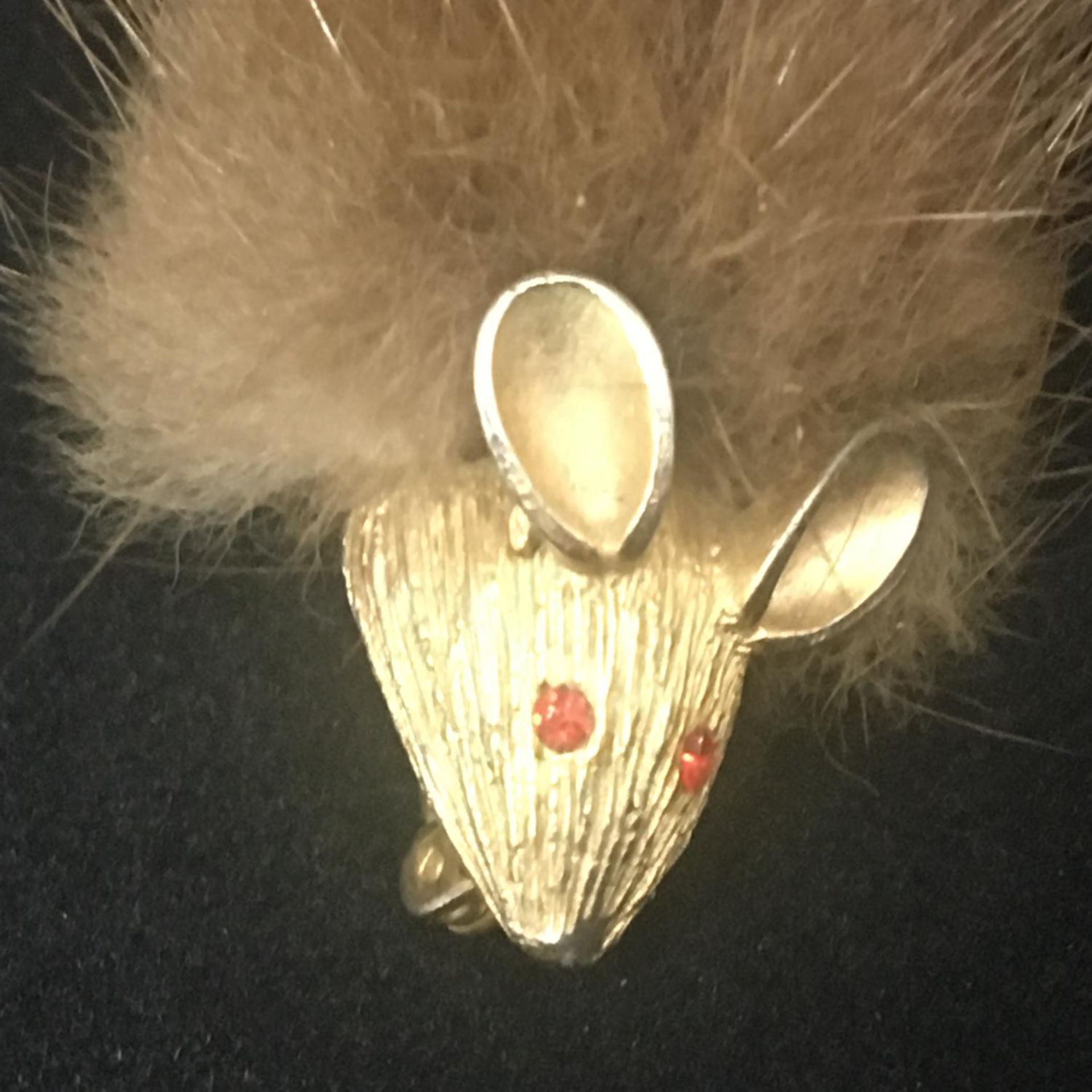 Mid 20th century unusual brooch in the form of a mouse. Having a mink fur body, articulated yellow - Image 2 of 3