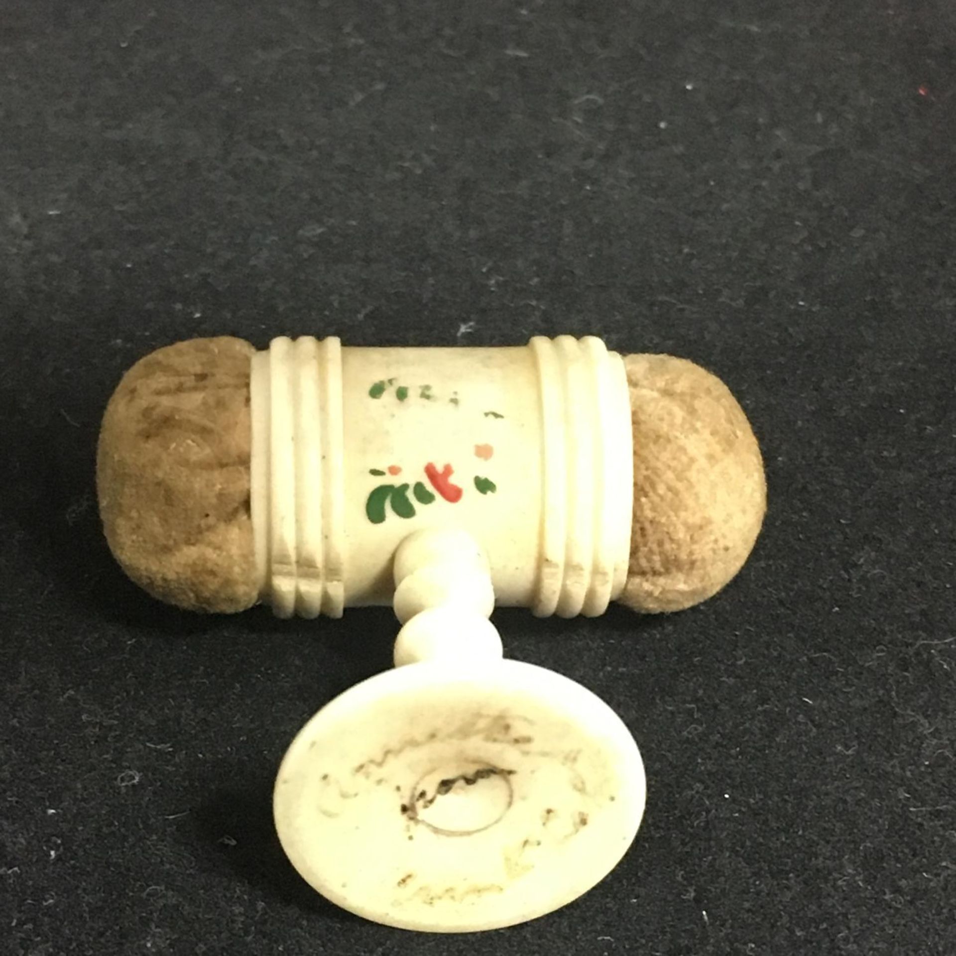 EARLY 19thC ANTIQUE GEORGIAN PERIOD CARVED DOUBLE ENDED SEWING PIN CUSHION. Circular pedestal - Image 3 of 3