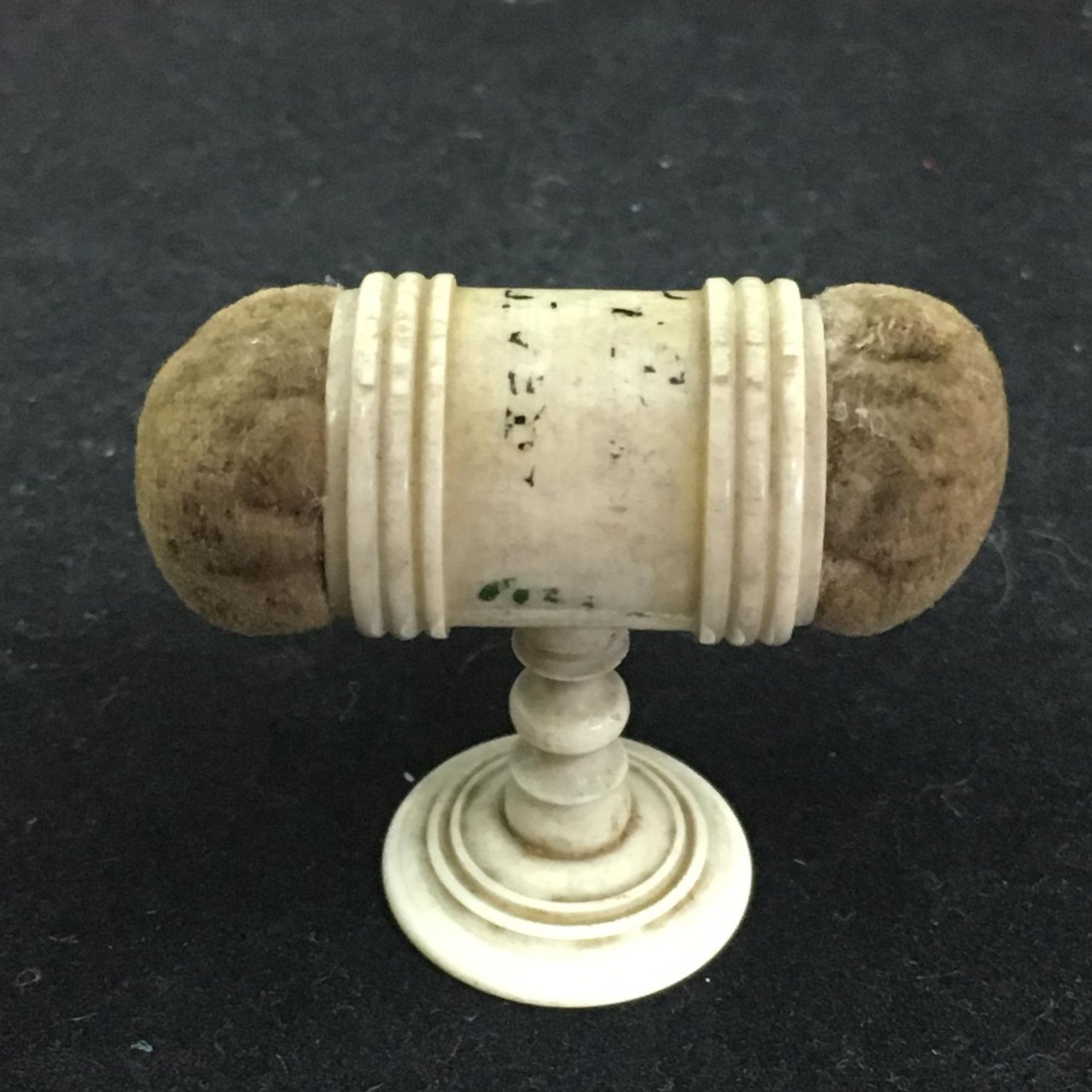 EARLY 19thC ANTIQUE GEORGIAN PERIOD CARVED DOUBLE ENDED SEWING PIN CUSHION. Circular pedestal - Image 2 of 3