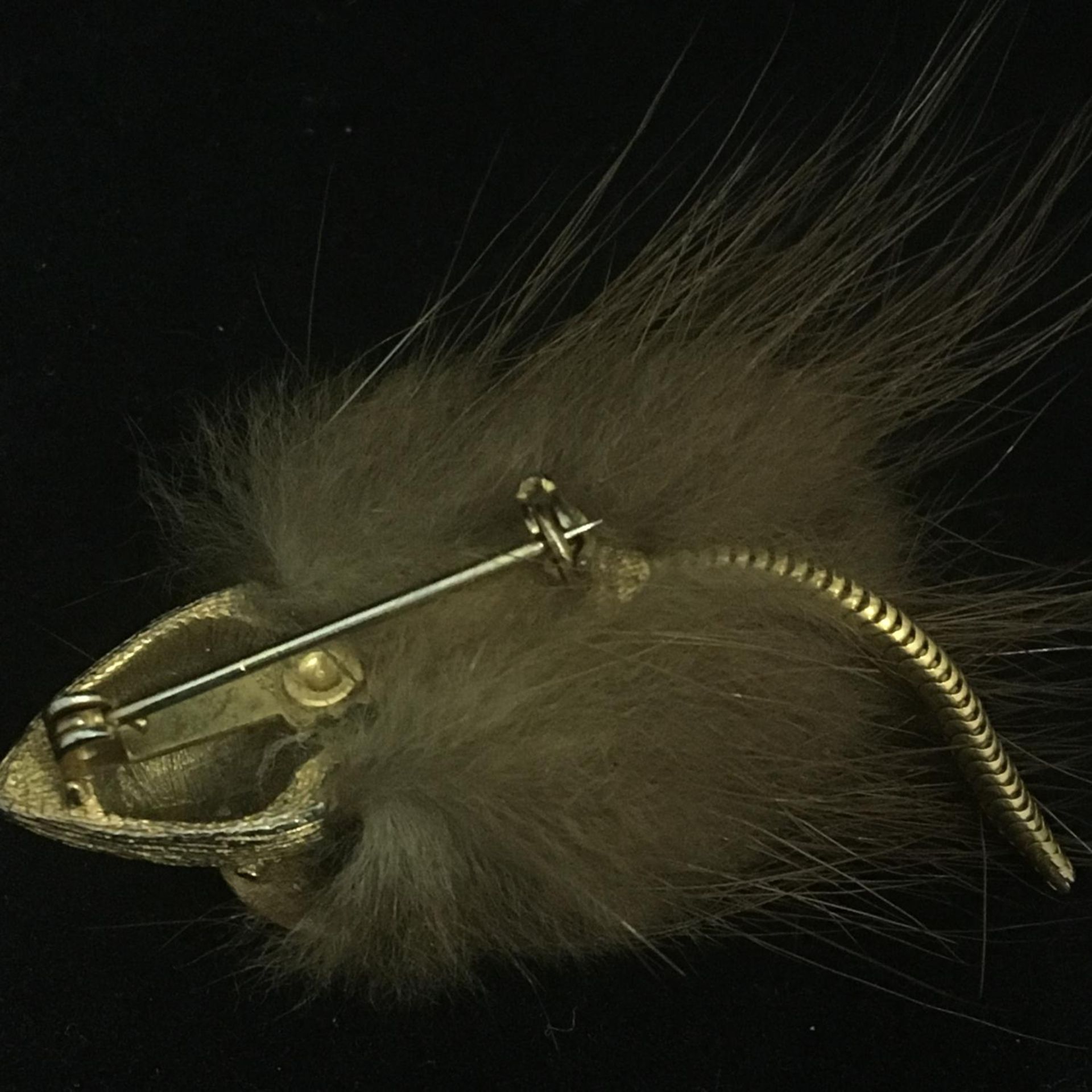 Mid 20th century unusual brooch in the form of a mouse. Having a mink fur body, articulated yellow - Image 3 of 3