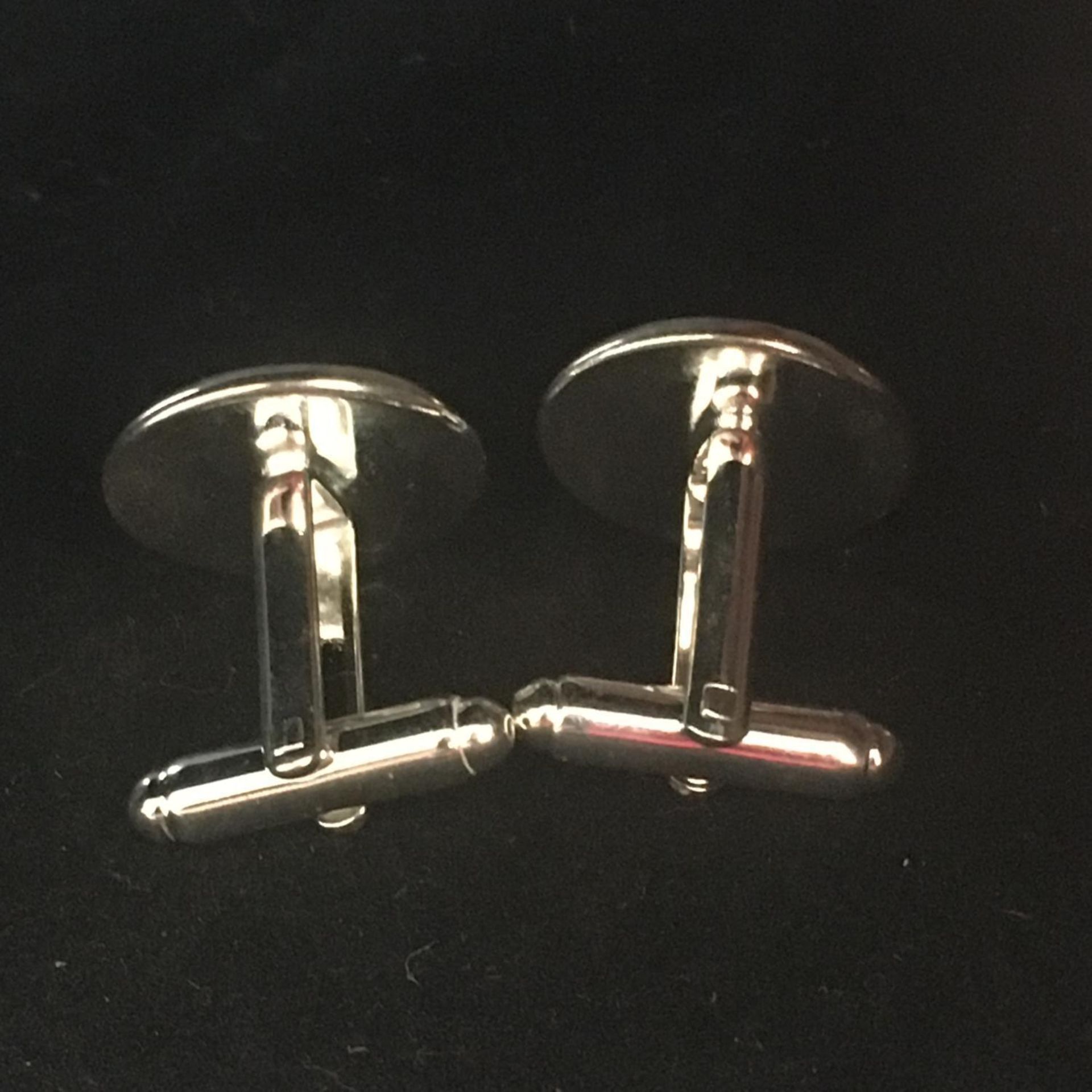 ANTIQUE PAIR OF STERLING SILVER THREEPENCES CUFFLINKS. Dated 1915 and set in silver plated - Image 3 of 3