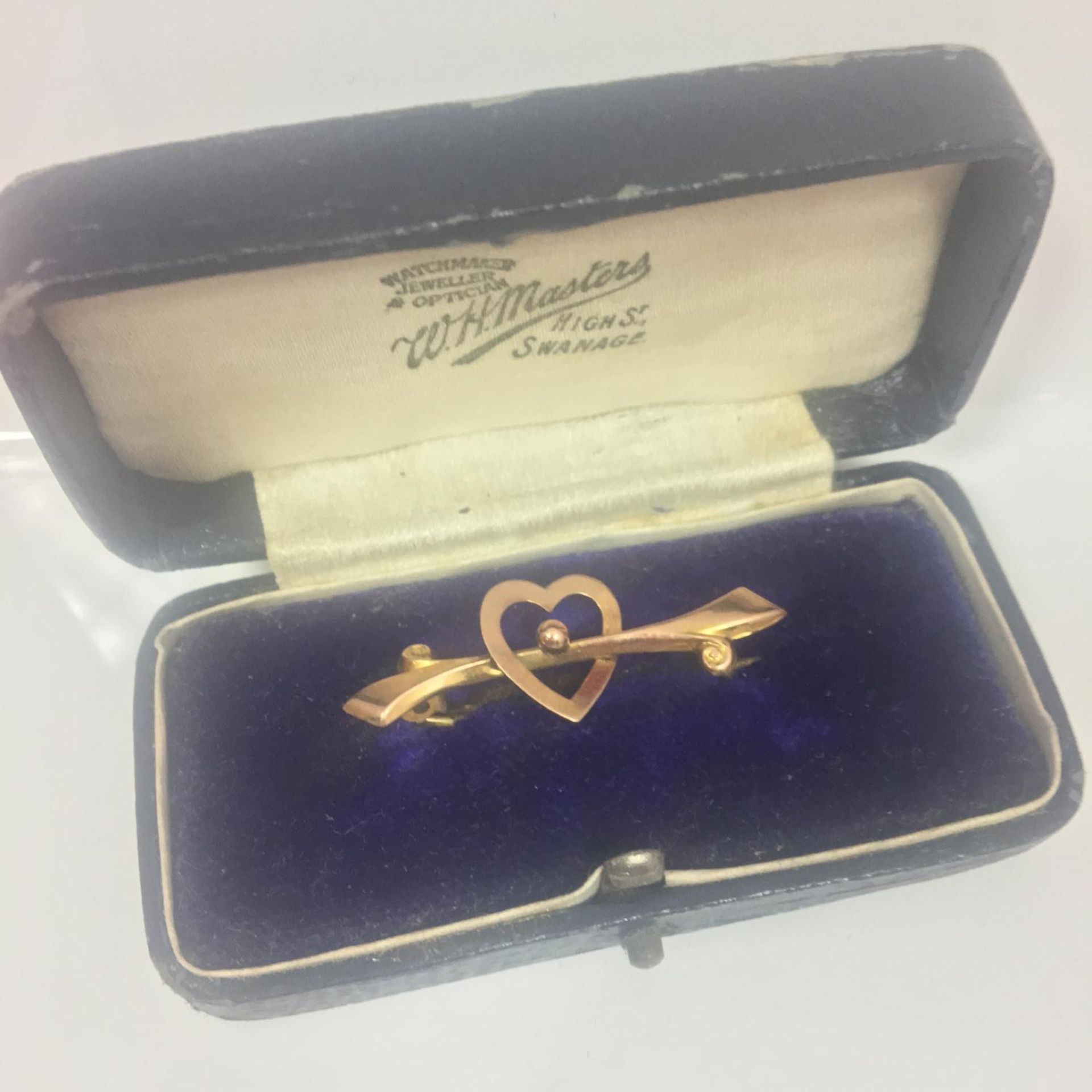 Antique 9ct gold brooch in a sweetheart design, in original box. Weight 1.1g. The hammer price