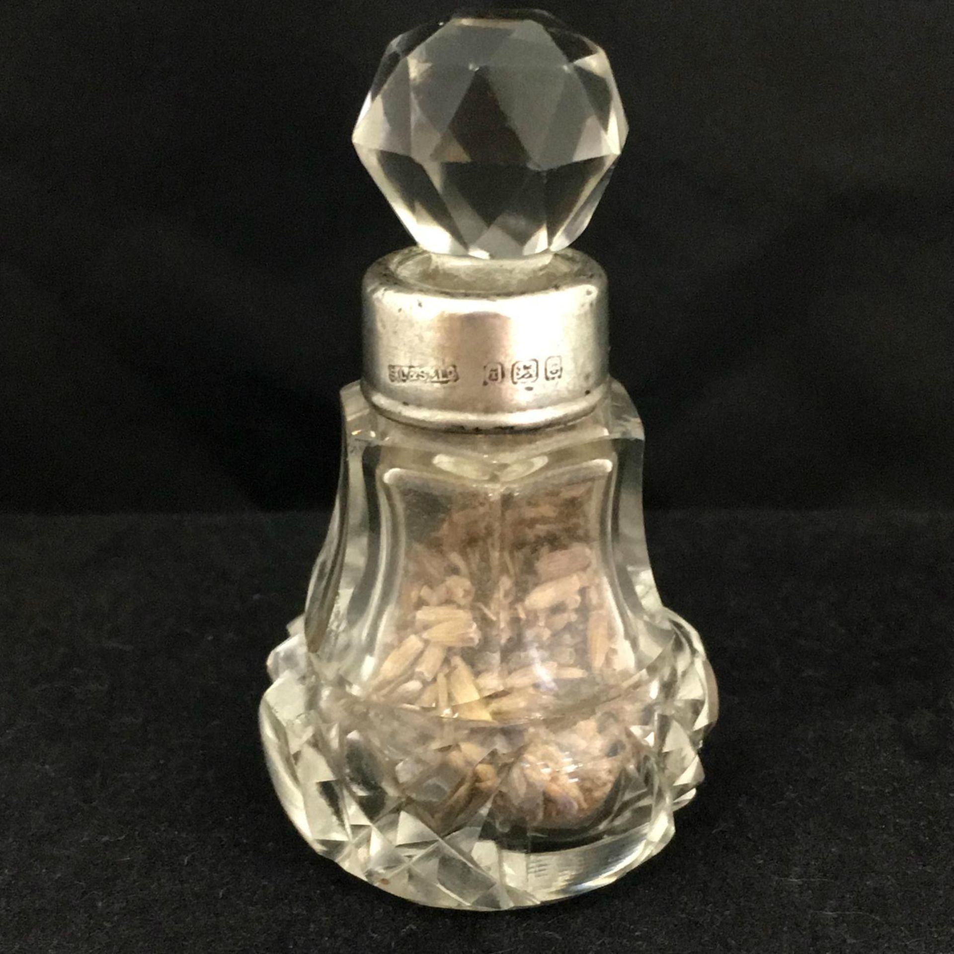 1924 SILVER COLLAR CRYSTAL GLASS VANITY PERFUME BOTTLE. Complete with original stopper and fully - Image 2 of 2