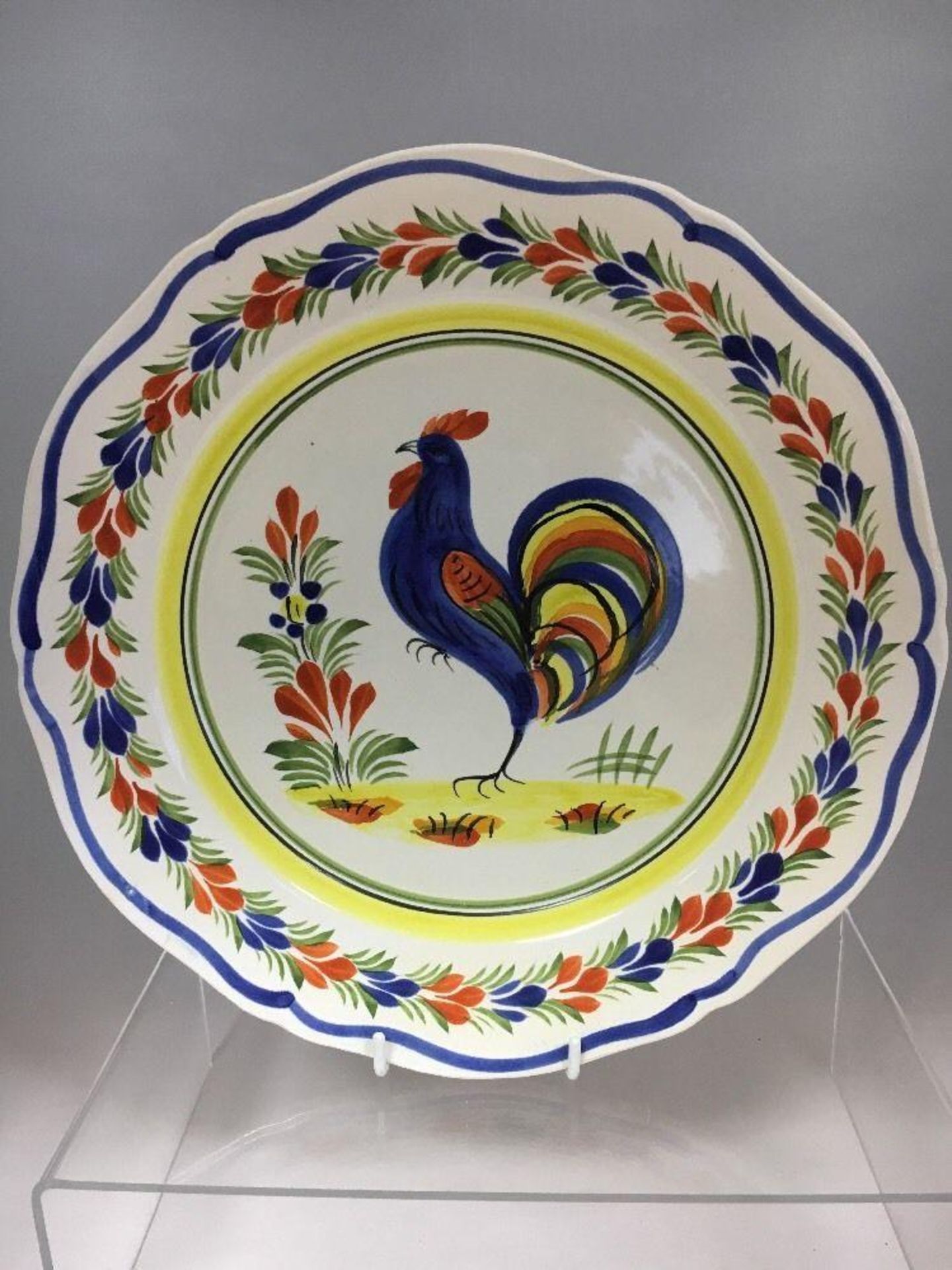 Quimper Henriot Scalloped Rooster Plate (10") Good condition. The hammer price includes free packing