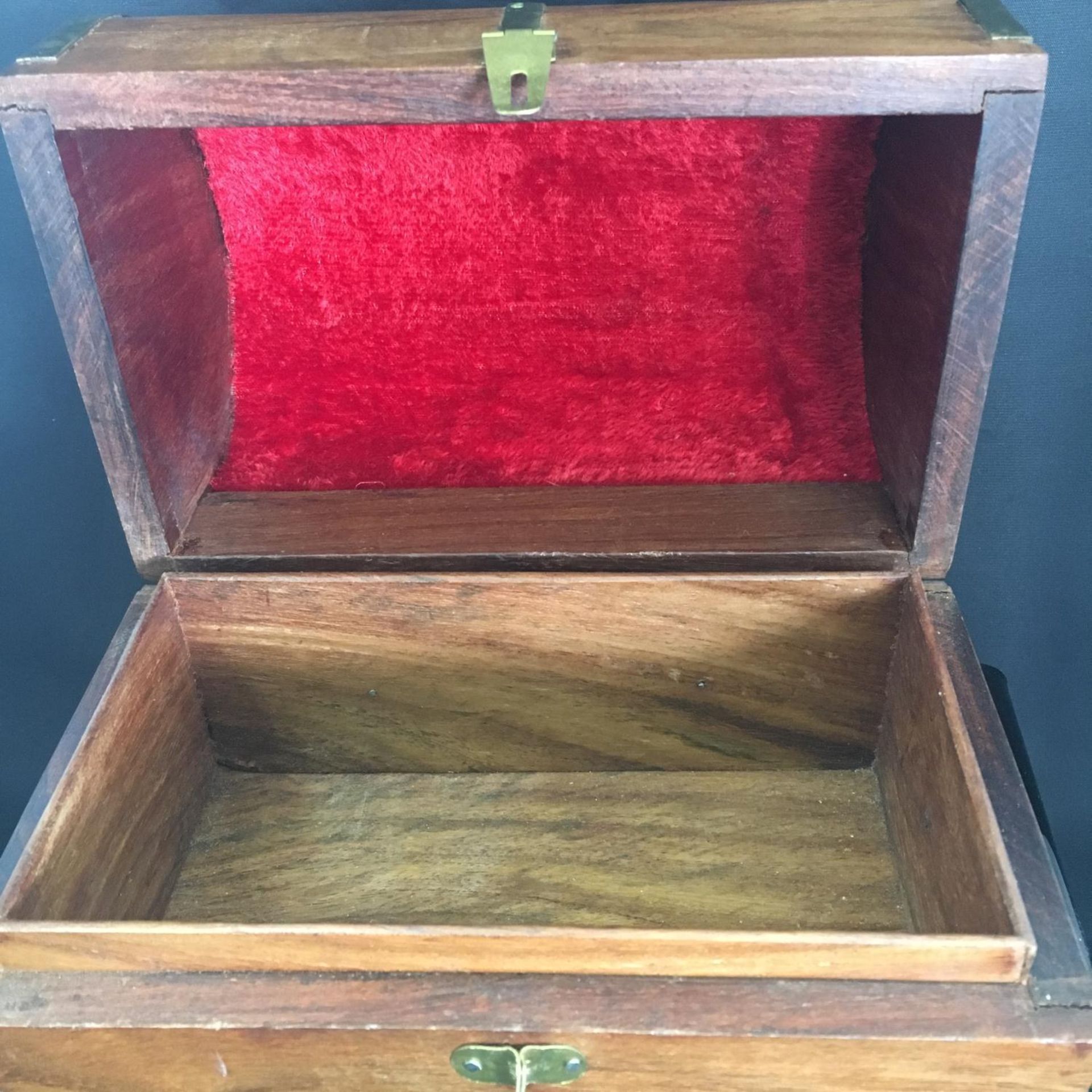 VINTAGE WOOD AND BRASS BOX. Chest shaped with attractive brass banding and decoration. The hammer - Image 2 of 3