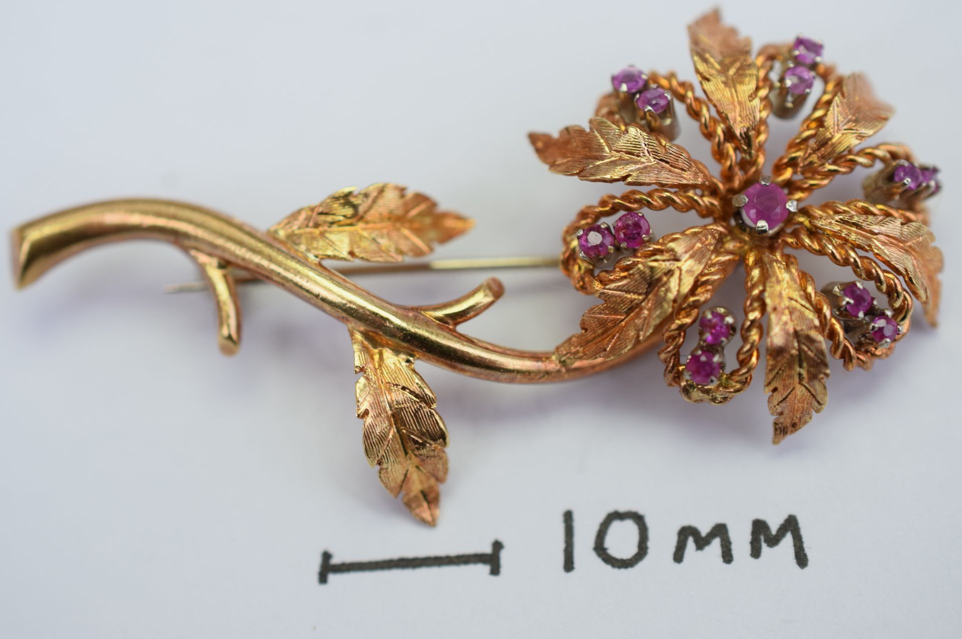 18ct Yellow Gold Lady's Flower Brooch Set With 12 Small Rubies & 1 Central Larger Ruby 6.8grms - Image 7 of 8