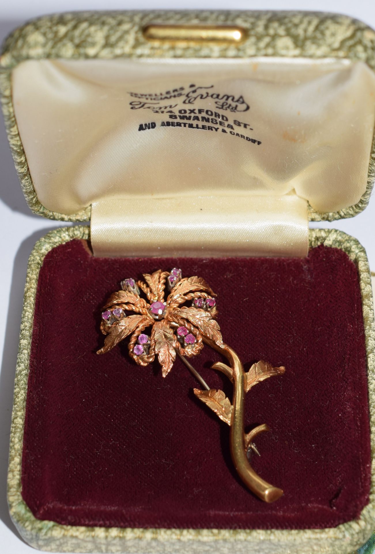 18ct Yellow Gold Lady's Flower Brooch Set With 12 Small Rubies & 1 Central Larger Ruby 6.8grms