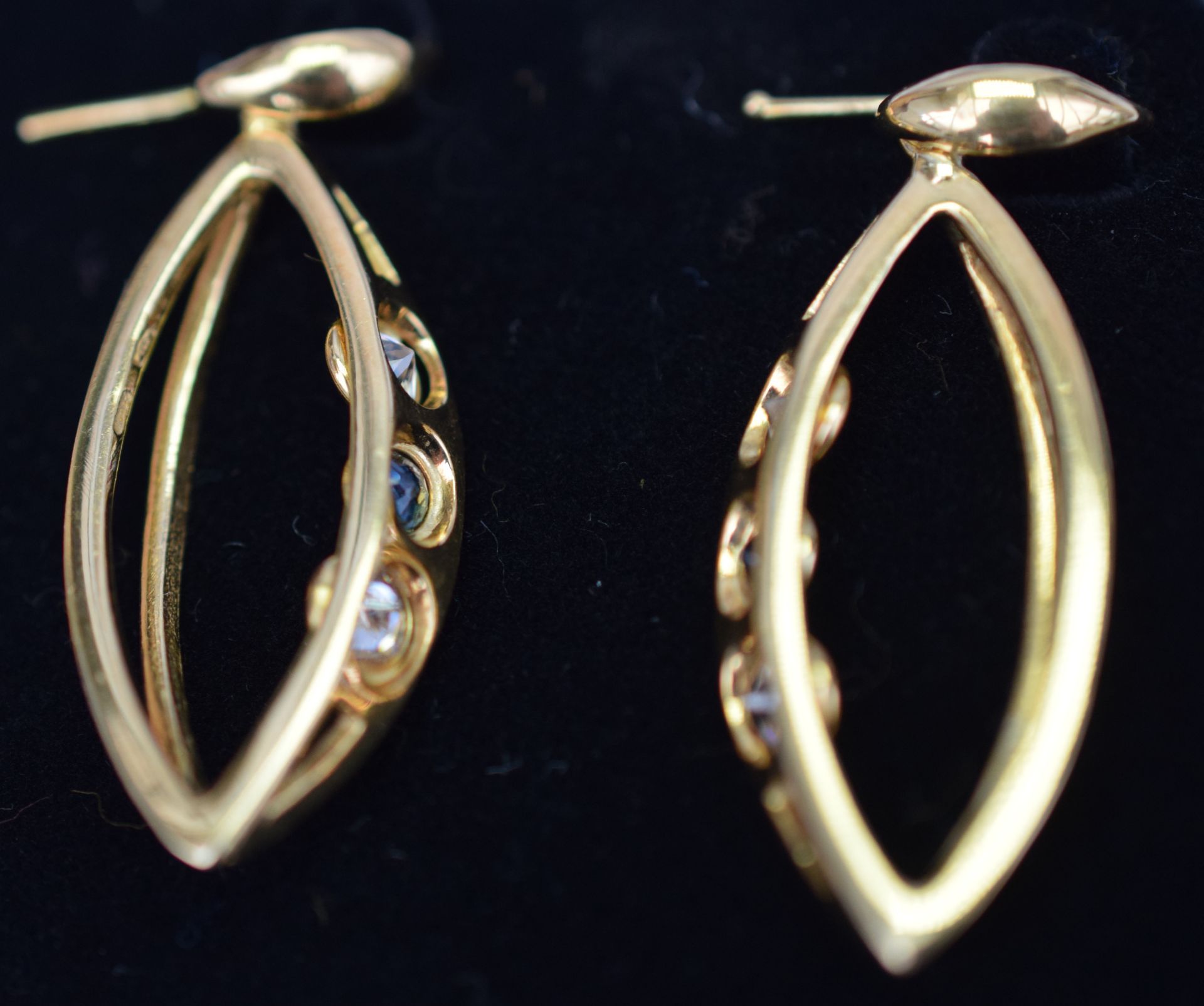 18ct Gold Drop Earring With 3 Stones 9grms - Image 4 of 4