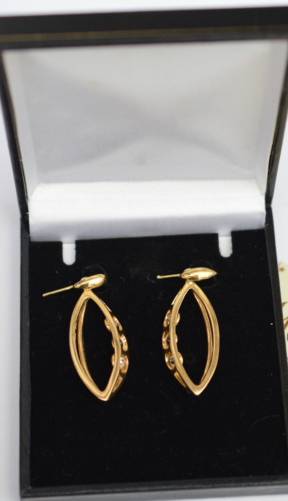18ct Gold Drop Earring With 3 Stones 9grms