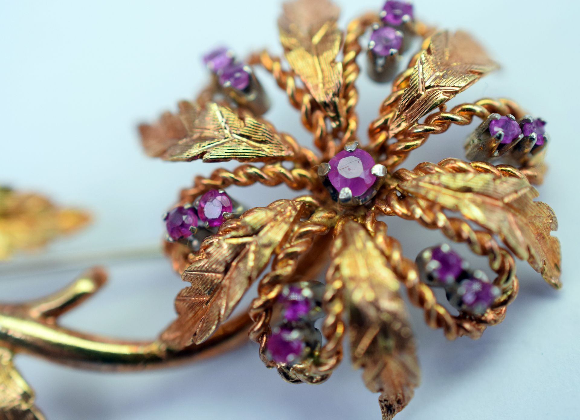 18ct Yellow Gold Lady's Flower Brooch Set With 12 Small Rubies & 1 Central Larger Ruby 6.8grms - Image 8 of 8