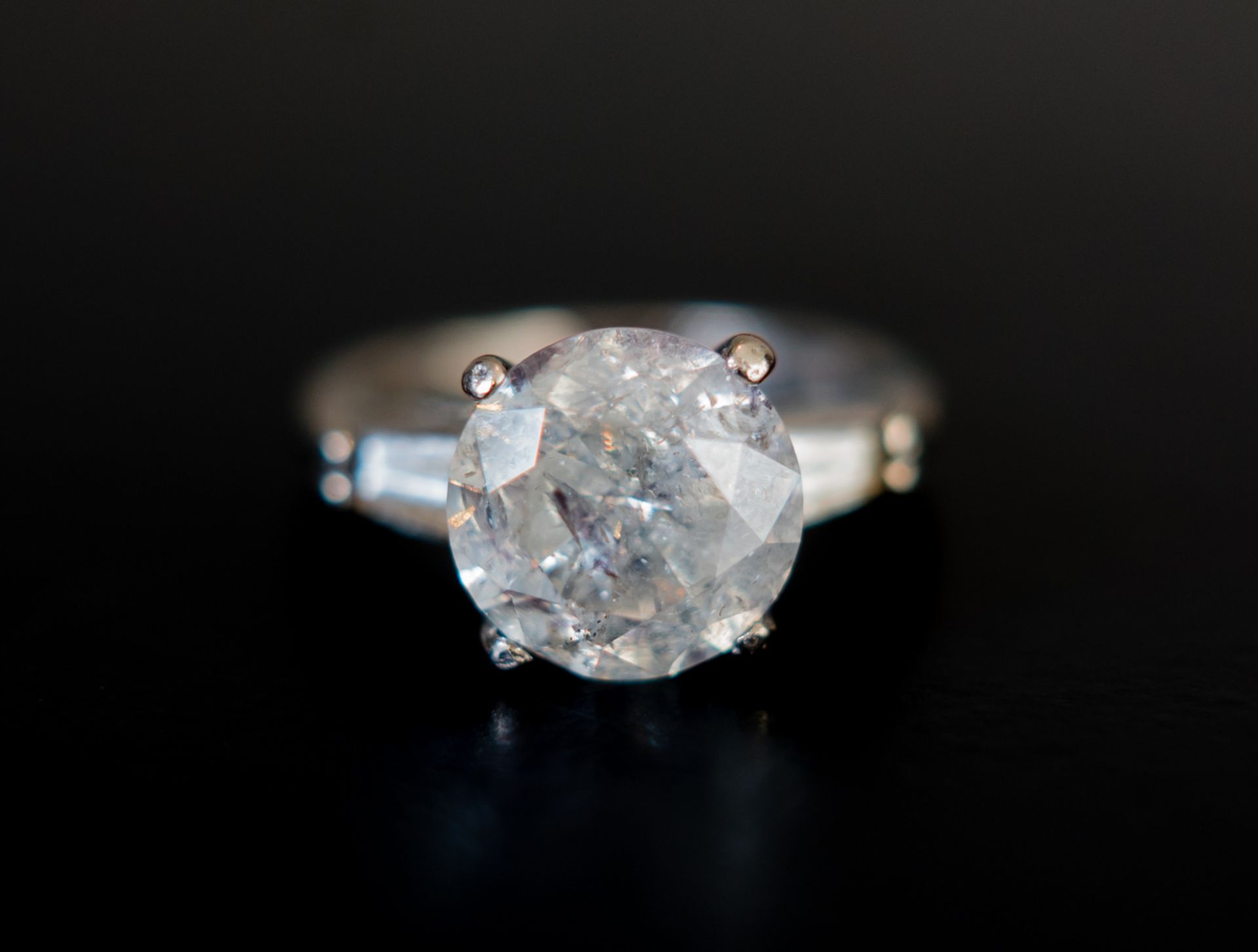 Modern Diamond Three Stone Ring (3.85ct plus 2 x 0.2ct) - Image 2 of 2