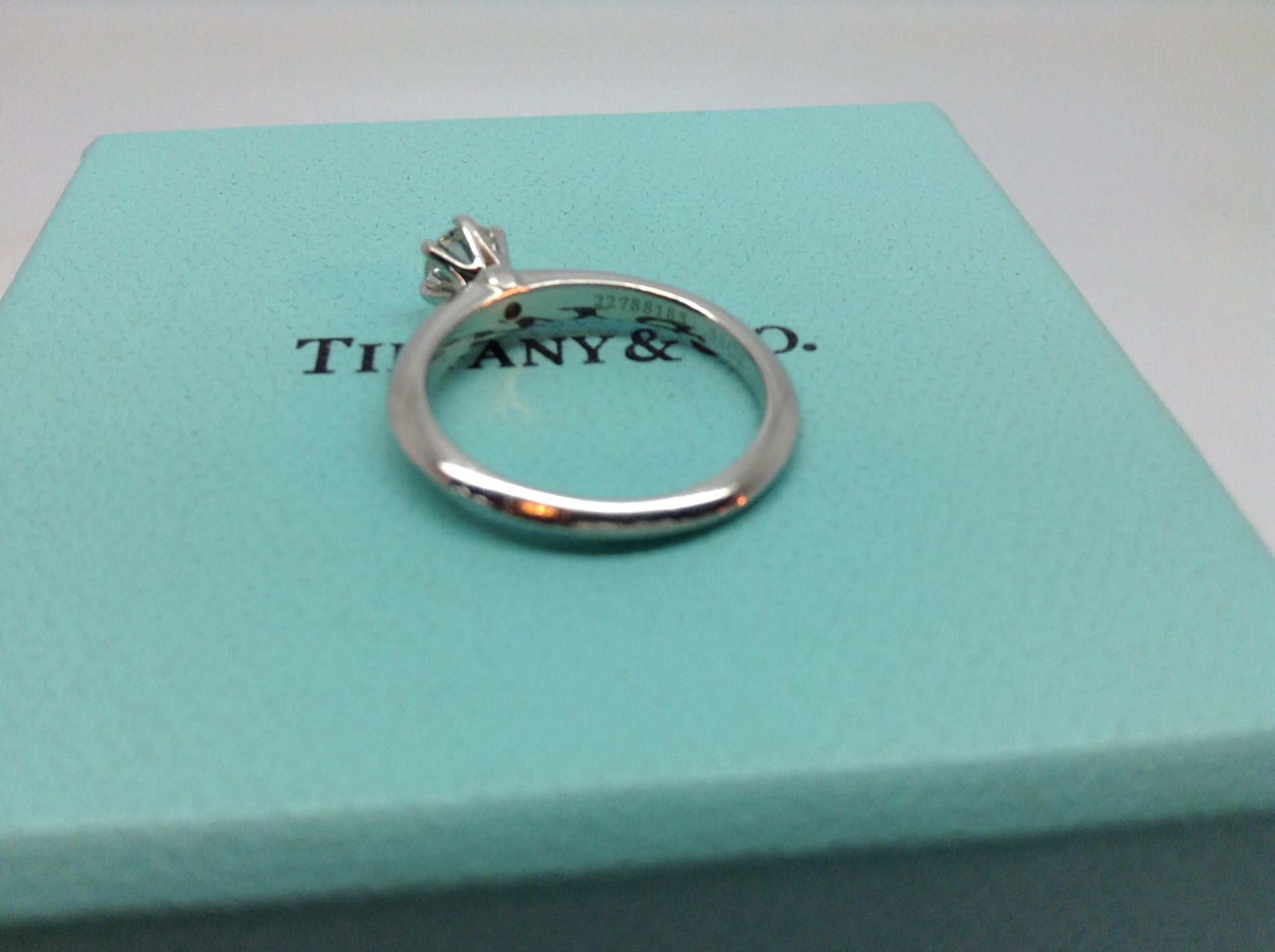 Tiffany & Co, Classic Round Brilliant Cut Diamond Platinum Engagement Ring 0.32 ct with Tiffany Box - Image 4 of 4