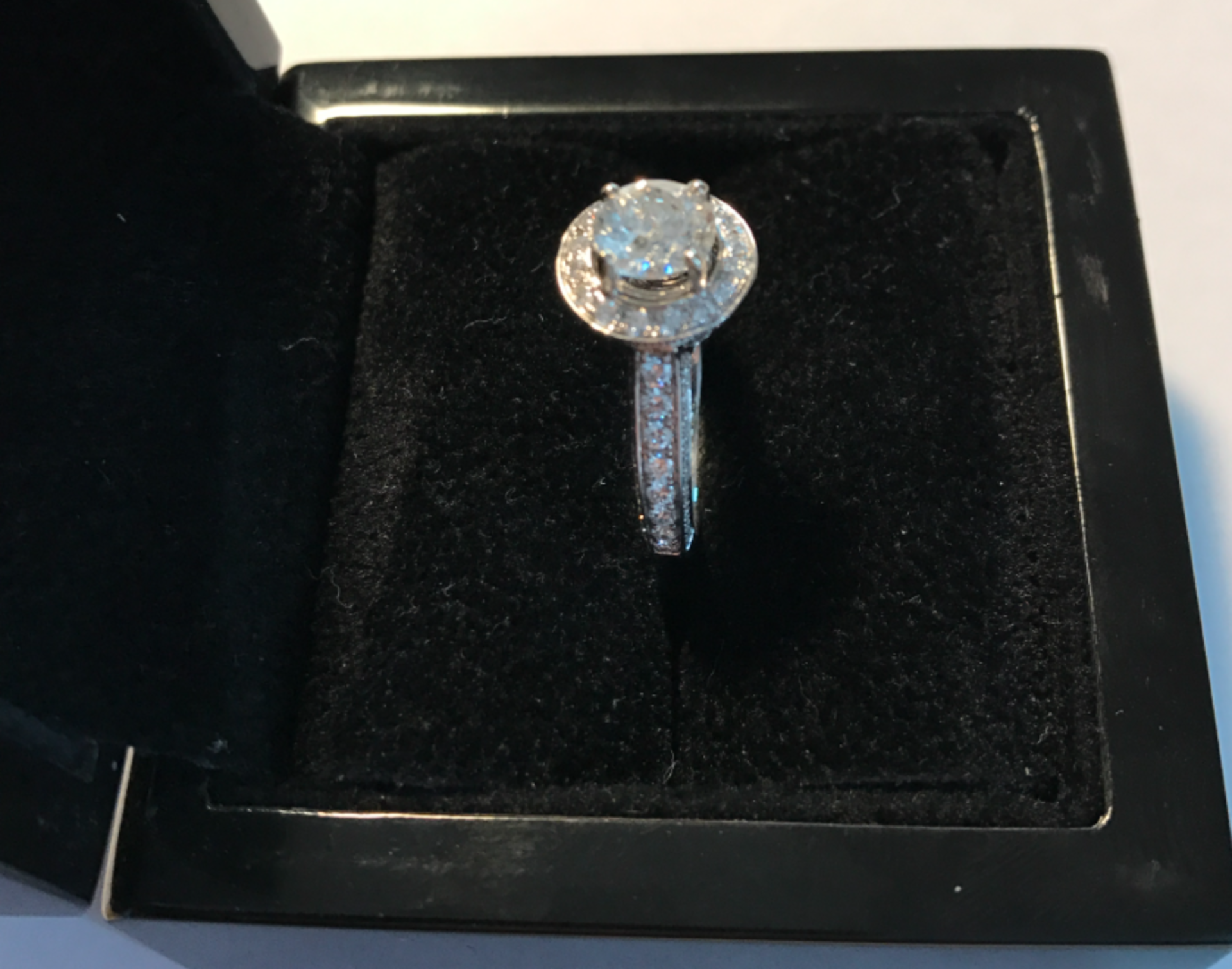 18 Carat White Gold Diamond Engagement Ring - Unworn 10/10 Condition - Image 11 of 18