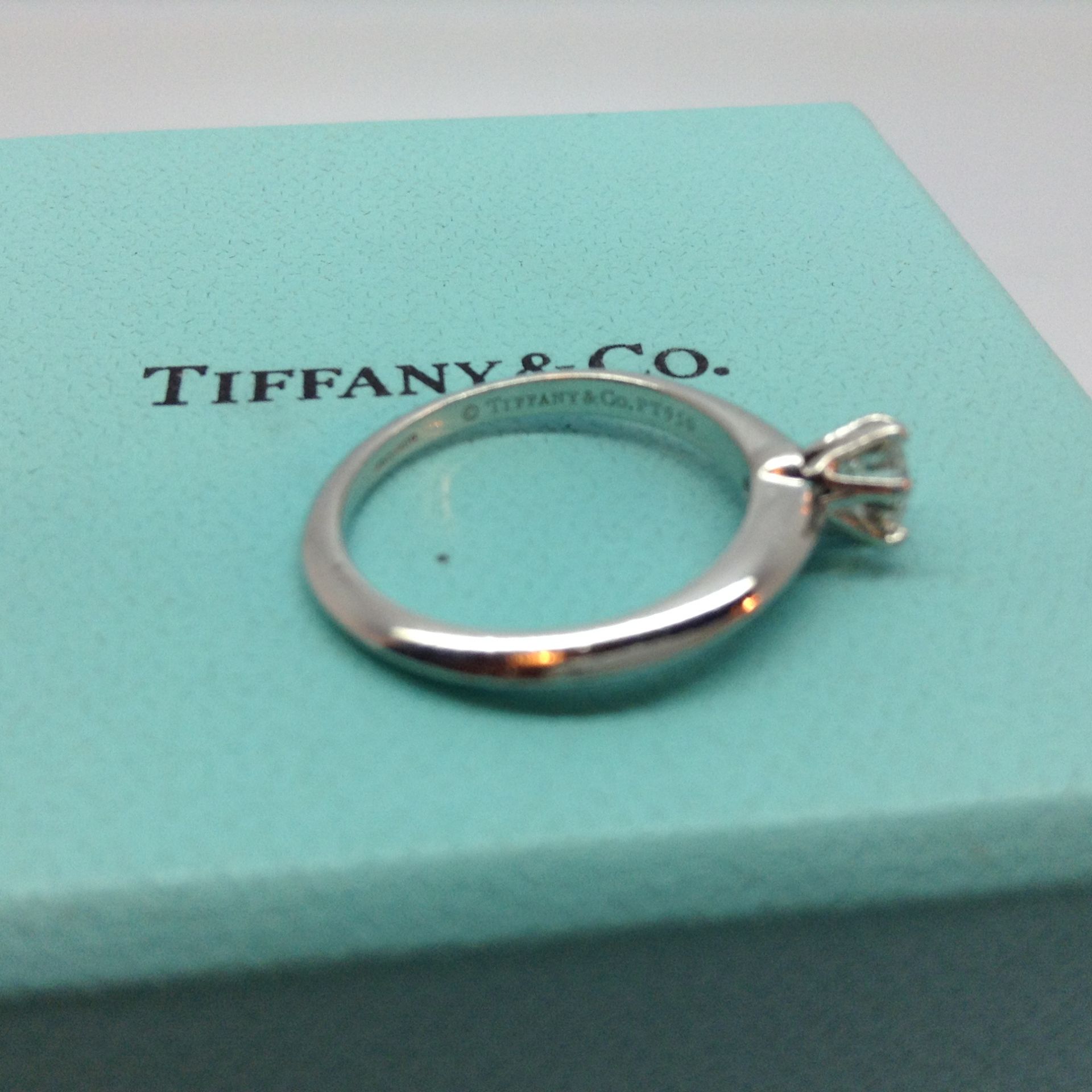 Tiffany & Co, Classic Round Brilliant Cut Diamond Platinum Engagement Ring 0.32 ct with Tiffany Box - Image 2 of 4