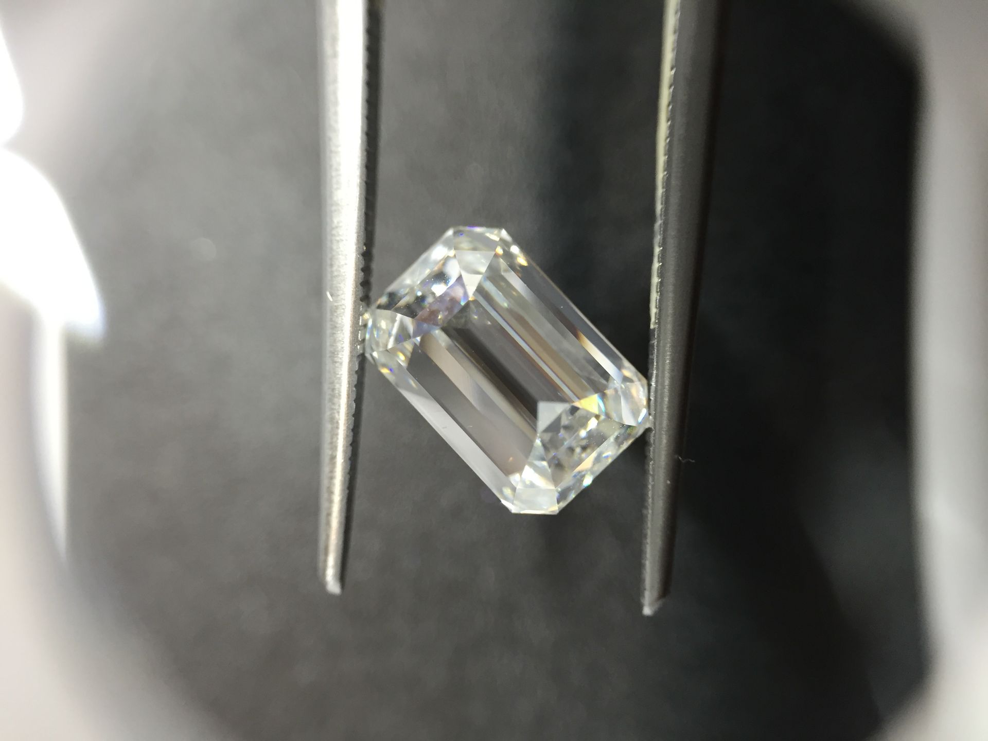 3.02ct emerald cut diamond. G colour, vvs1 clarity. 9.71 x 6.51 x 5.03mm. IGI certificate Ð