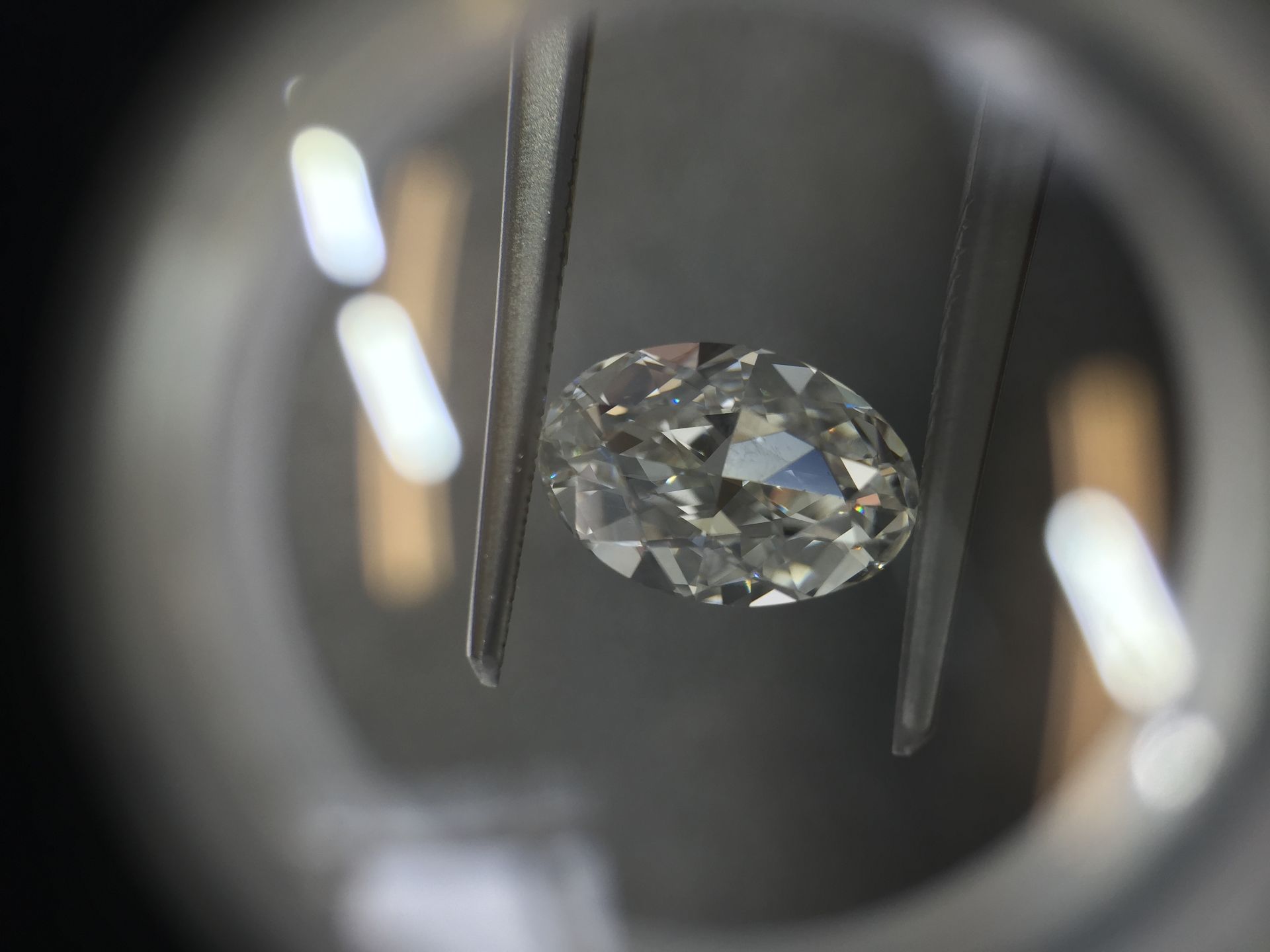 1.01ct oval cut diamond. I colour, VS1 clarity. GIA certification Ð 5243030793. 8.65x 5.90 x 2.81mm.