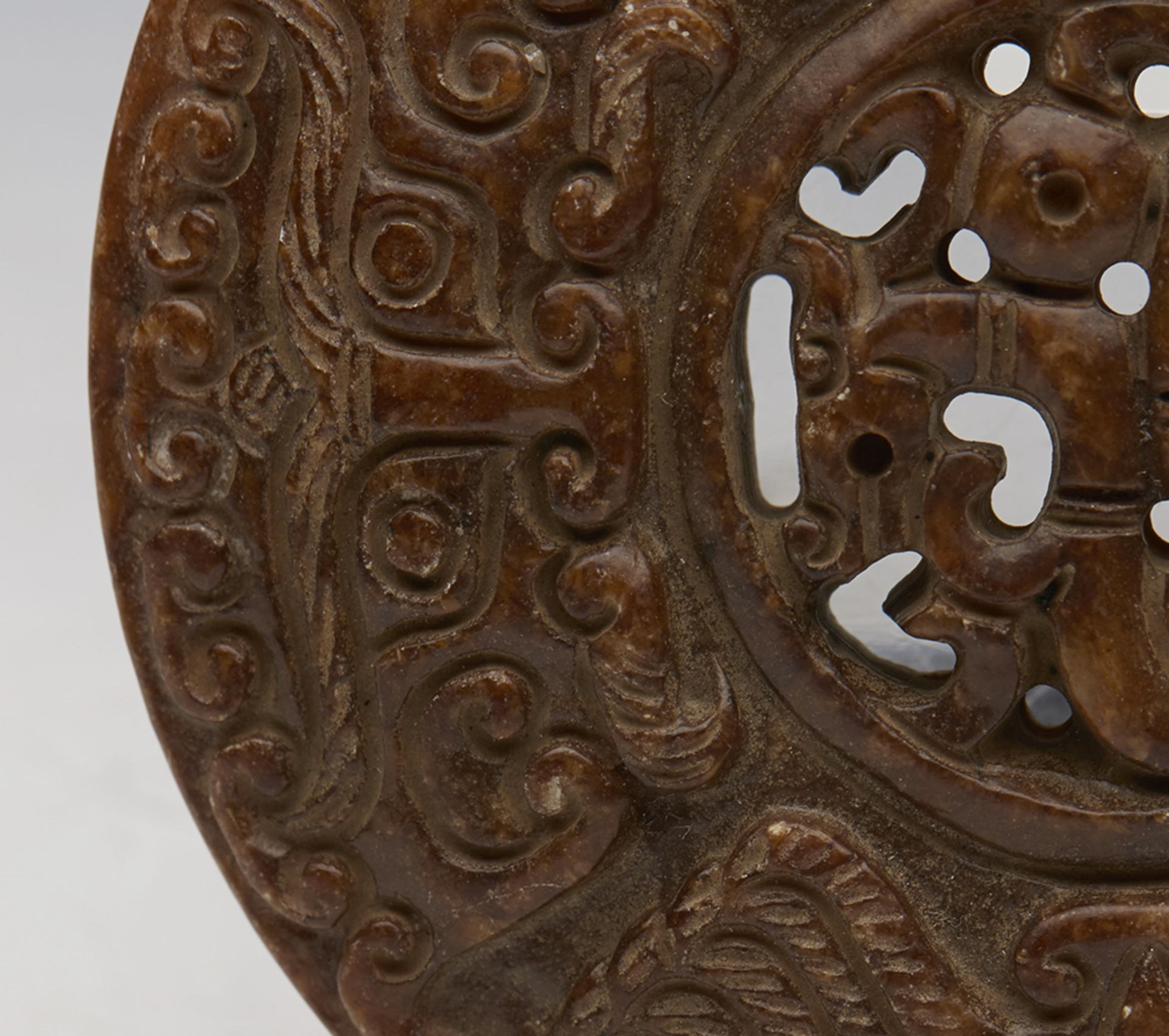 ANTIQUE CHINESE HARDSTONE DISC WITH DRAGONS C.1900 - Image 4 of 7
