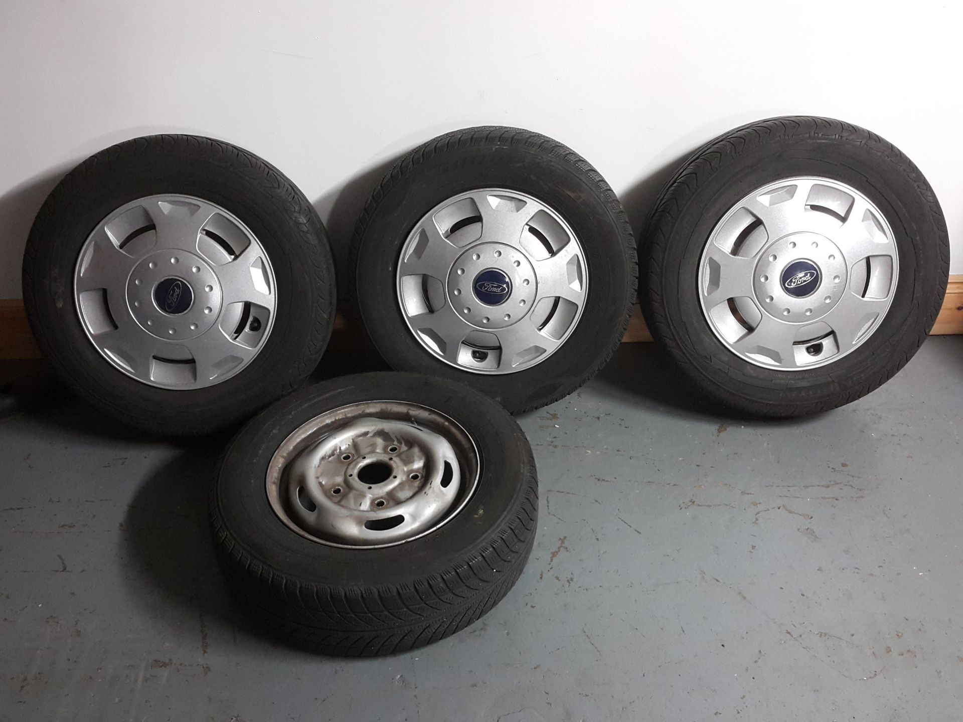 4 X FORD TRANSIT 15" STEEL RIMS WITH TYRES 195/70/R15 (2 UNIROYAL 2 OTHERS)
