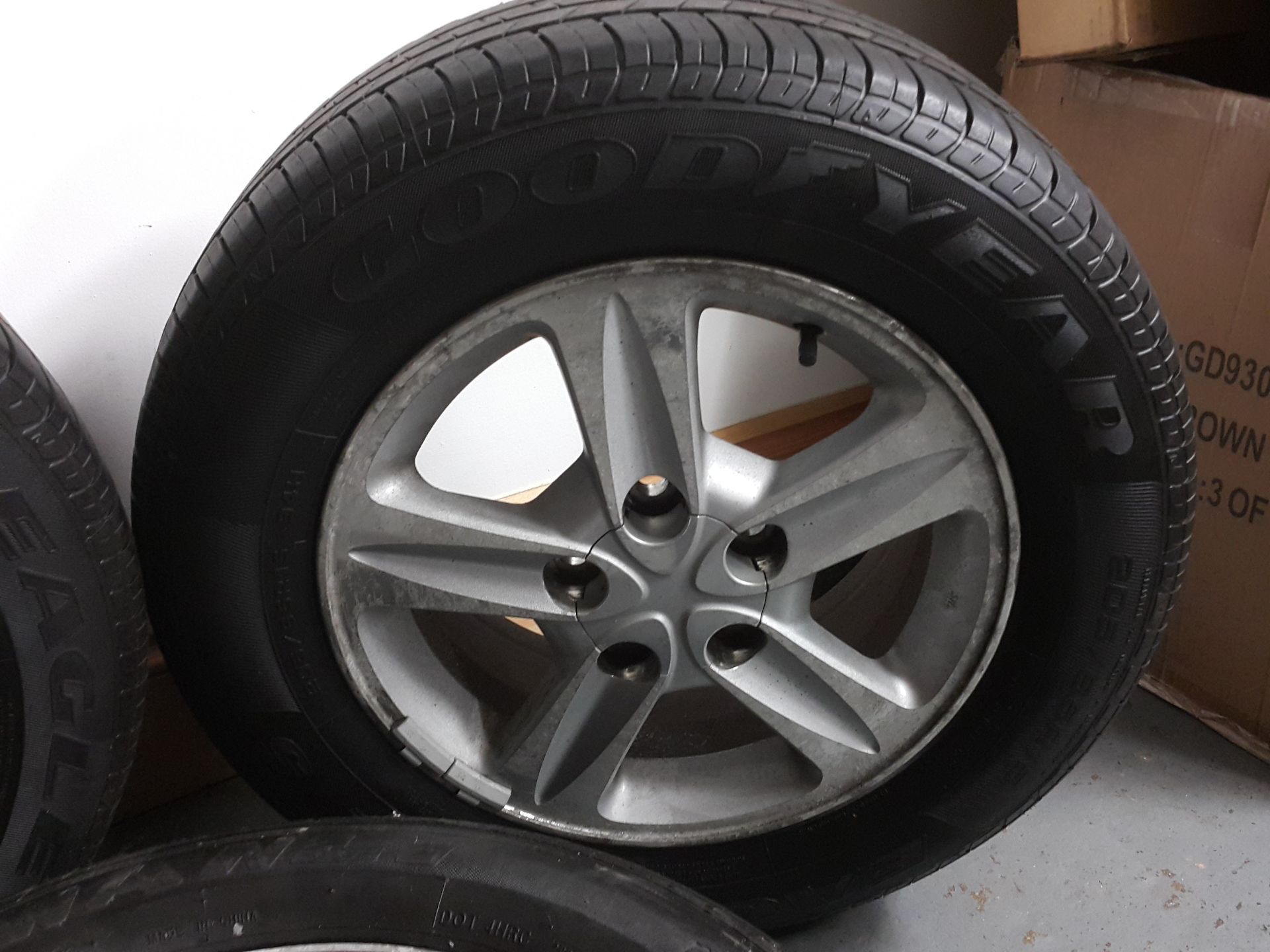 5 X TOYOTA PREVIA 15" ALLOY WHEELS WITH TYRES 205/65/15 (2 GOODYEAR 2 OTHERS) - Image 6 of 11