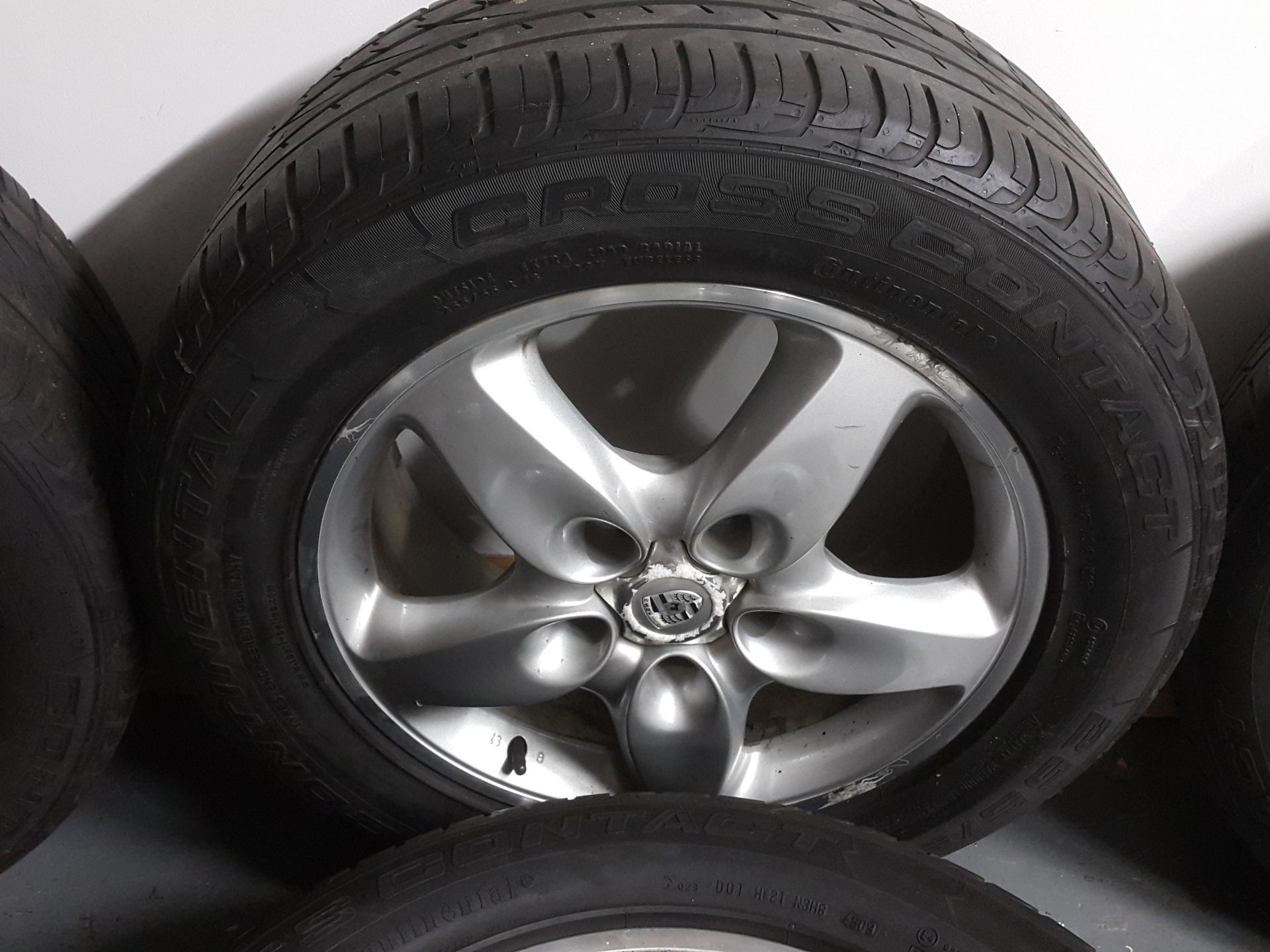 4 X PORSCHE CAYENNE TURBO 17" ALLOY WHEELS WITH CONTINENTAL TYRES 255/55/R18 - Image 4 of 9